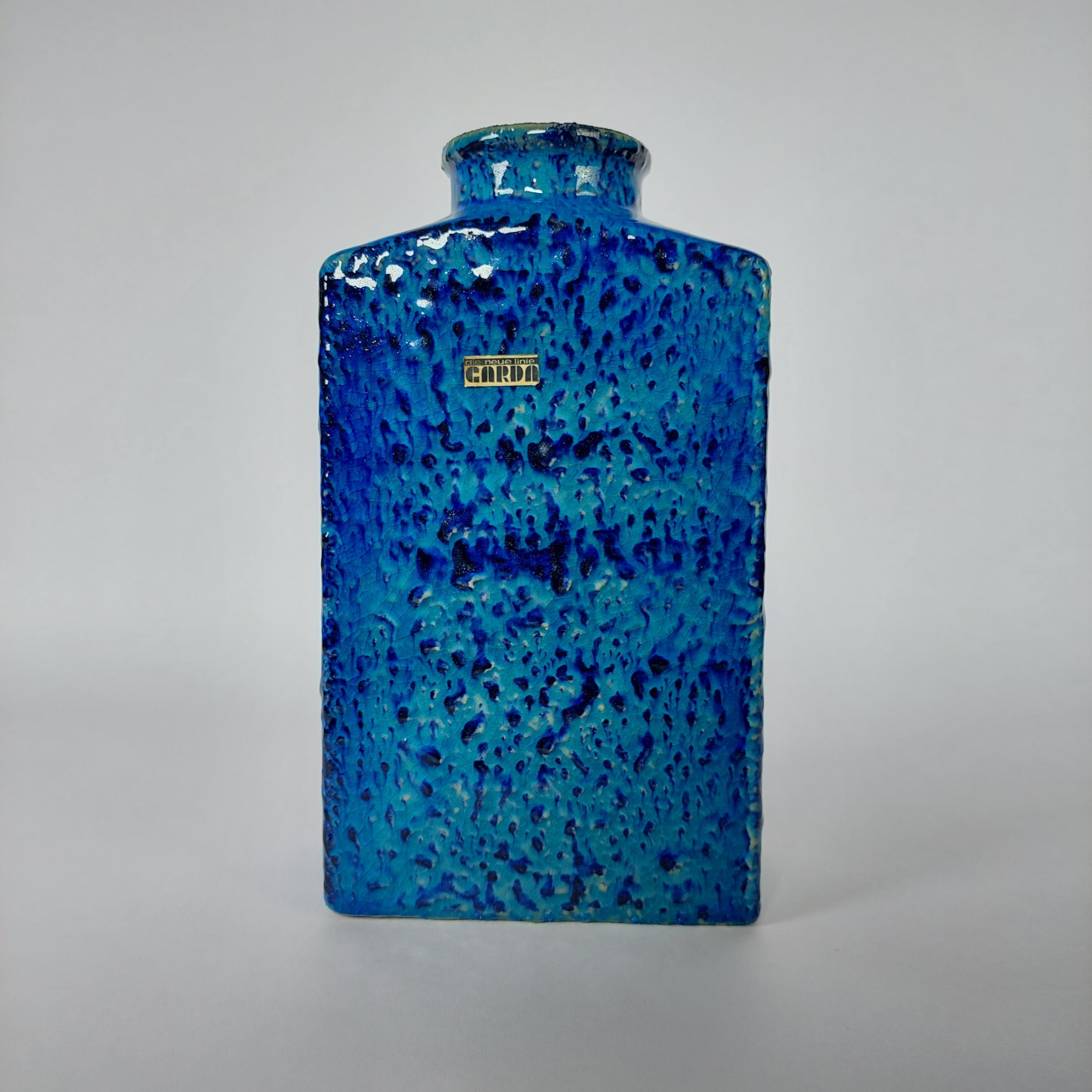 Äußerst seltene und schöne Vase von CARDA aus der Mitte des Jahrhunderts mit einer herrlichen Glasur. Original-Aufkleber intakt und in gutem Zustand.