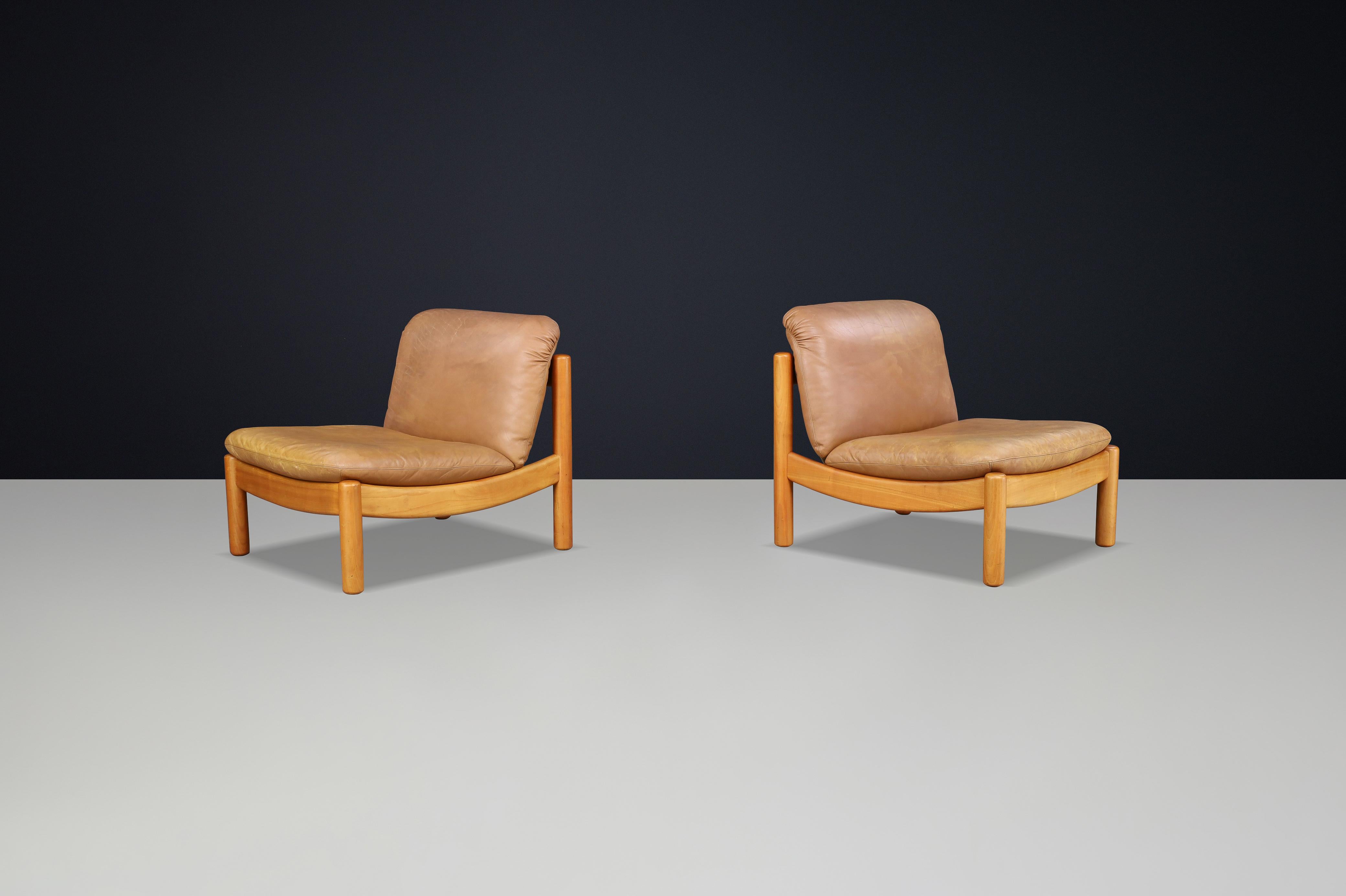 Sillas de salón modernas de mediados de siglo de cuero patinado coñac y madera de haya de Carl Straub, Alemania, años 60 - Lote de 2

Diseñadas por Carl Straub y fabricadas en Alemania durante la década de 1960, esta pareja de tumbonas de mediados