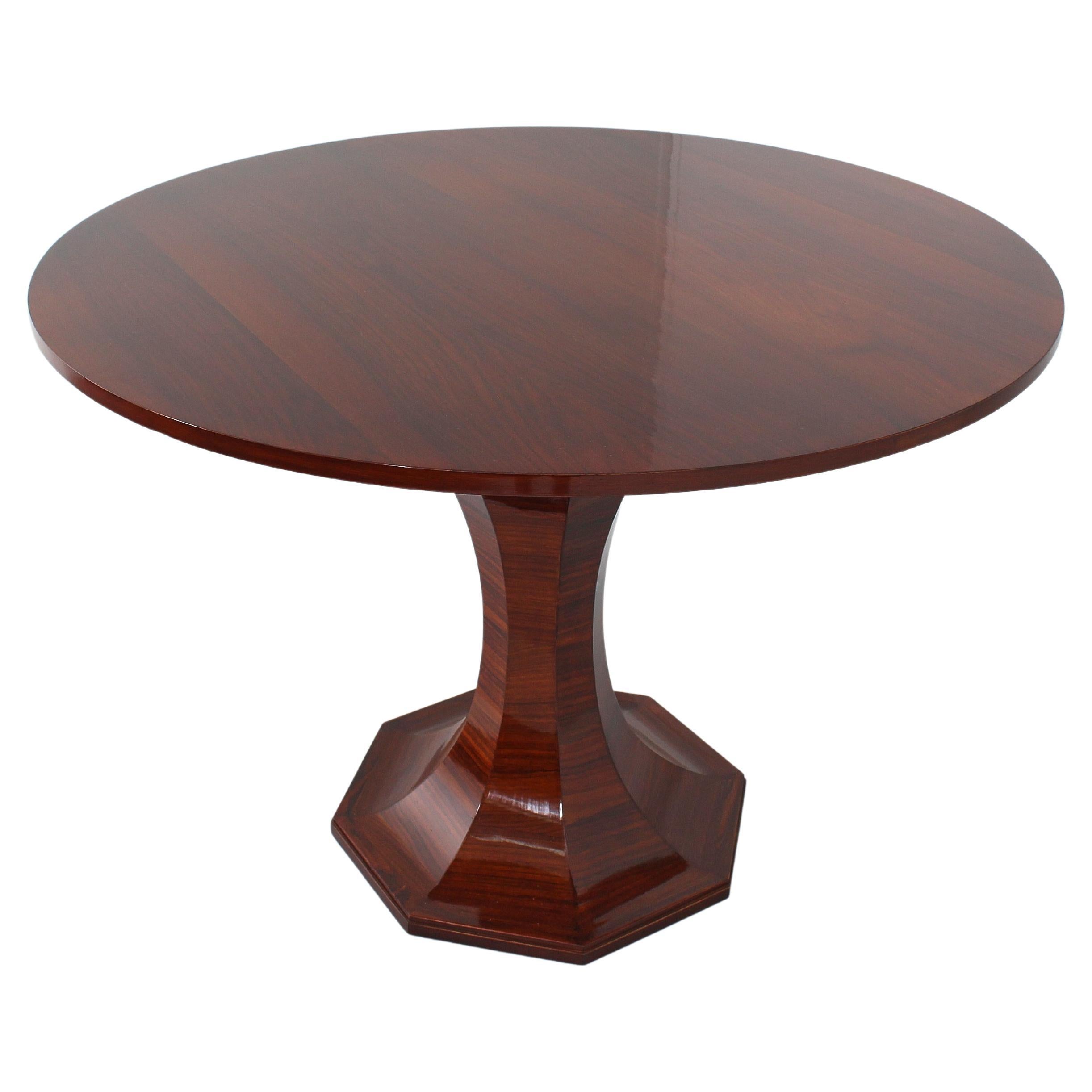 Beautiful dining table with circular top in brown wood with large central flared leg of octagonal section, restored. Attributed to Carlo De Carli, 50s Italy 
Wear consistent with age and use.


     
   