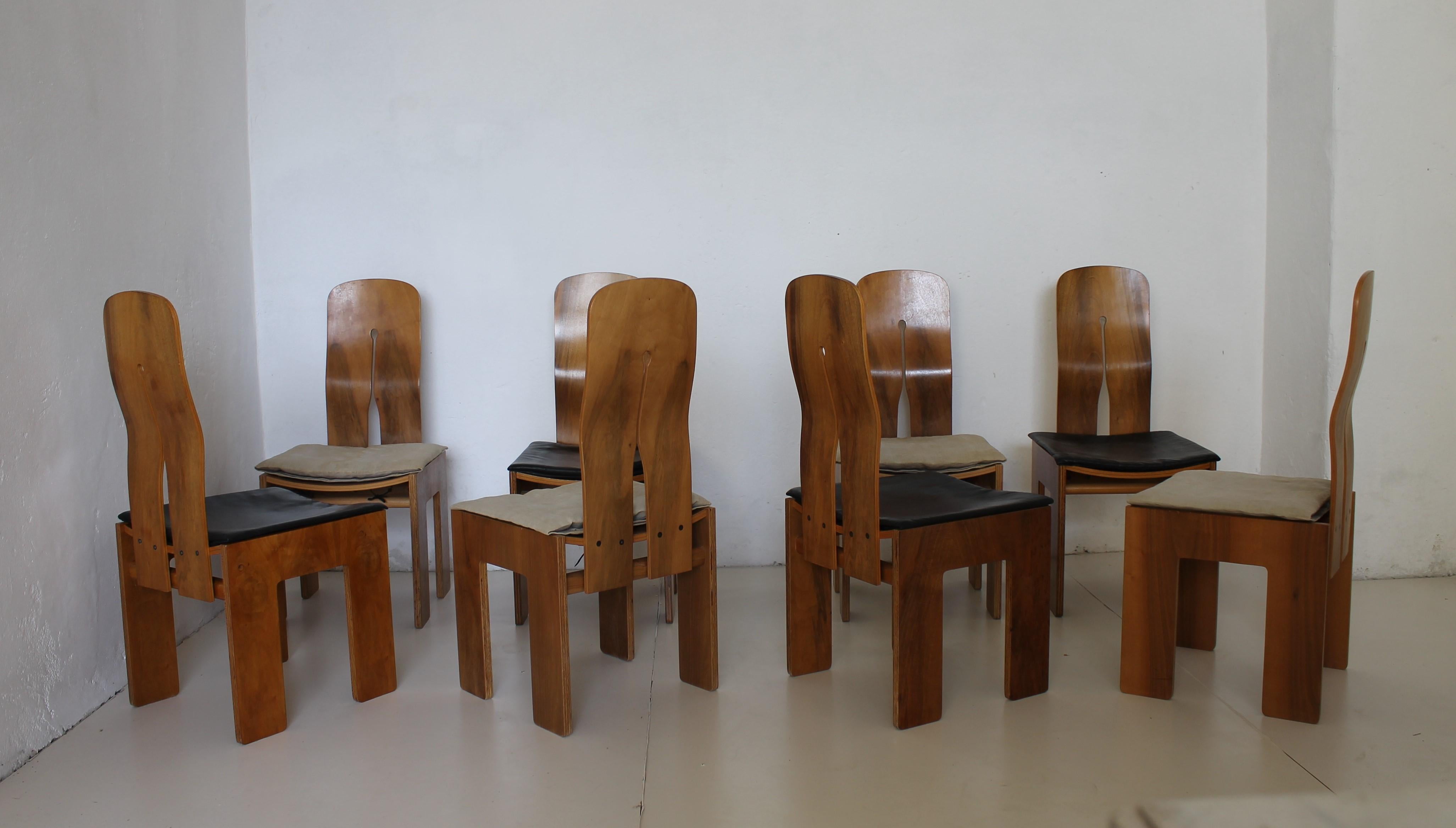 Eight Carlo Scarpa walnut chairs, black leather cushions mod. 1934 / 765 for Bernini 1977.
All cushions in black leather.

765 is planned by Carlo Scarpa in 1934, year from which the chair will take subsequently the name, but it will be produced