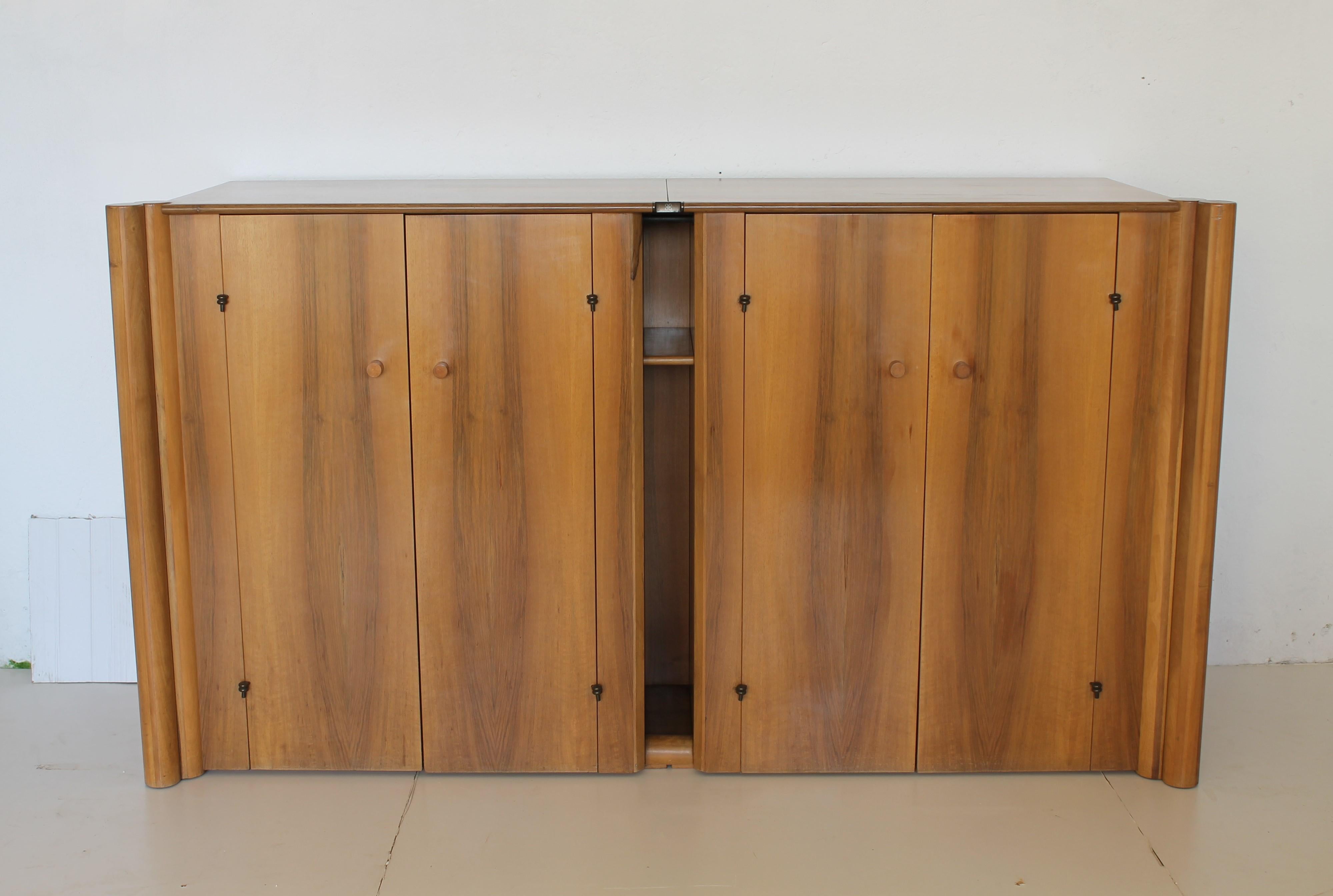 Midcentury Carlo Scarpa Natural Walnut and Brass Italian Sideboard, Bernini 1977 In Good Condition In Sacile, PN