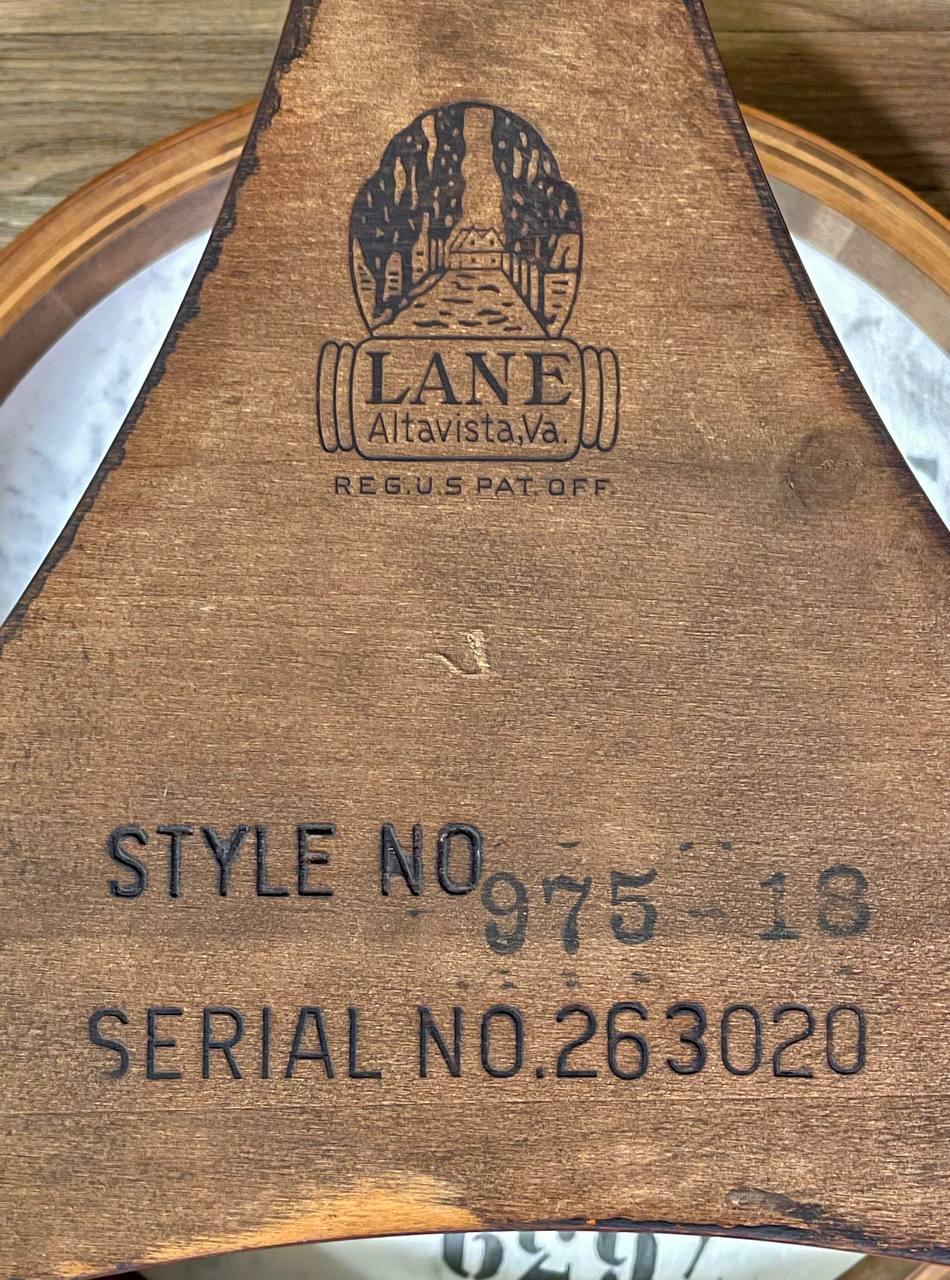 Table d'appoint du milieu du siècle en marbre Carrera et noyer en vente 3