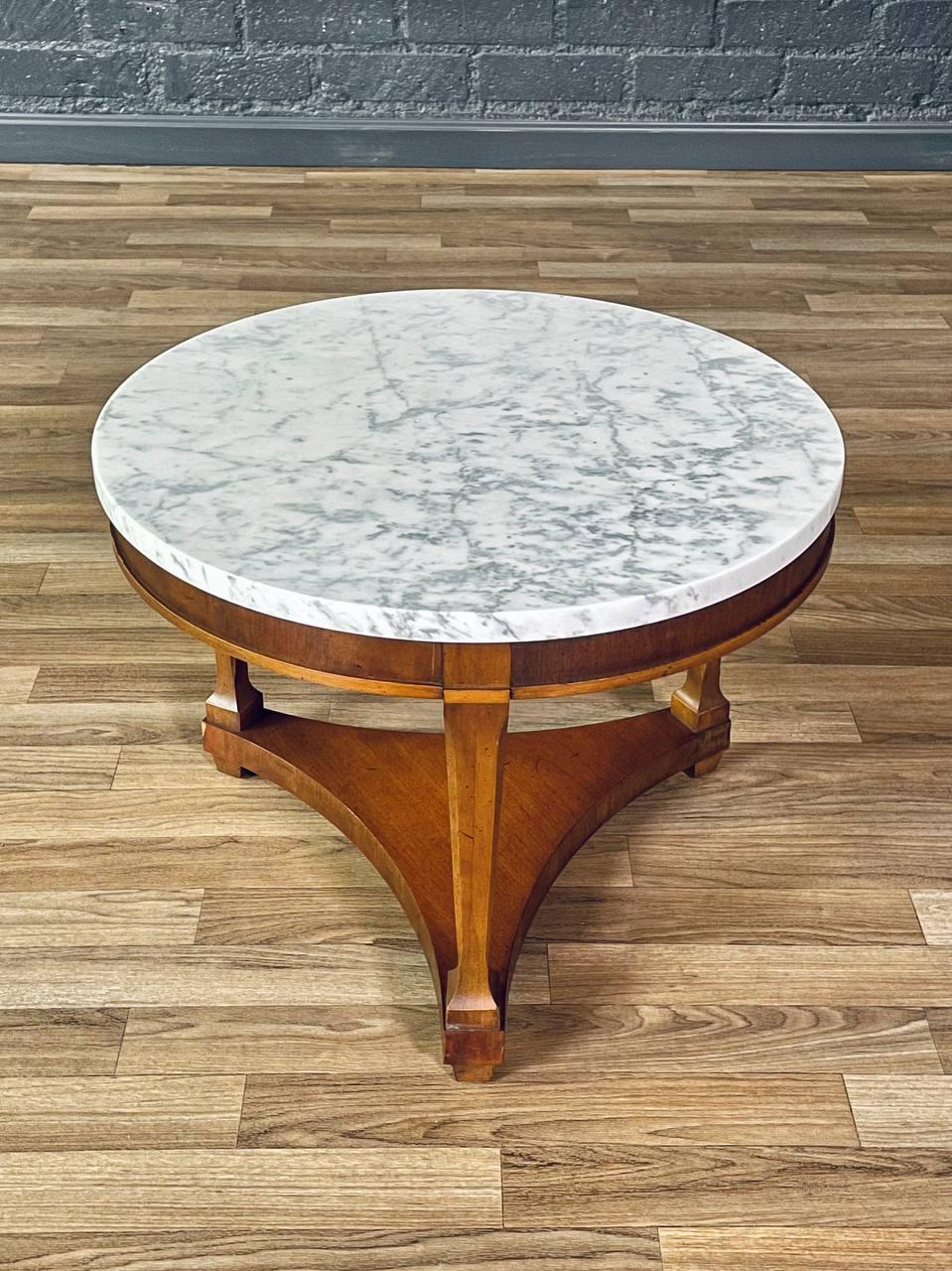 Condit : Original Vintage Condtion, Original Marble Stone
MATERIAL : Noyer, marbre Carrera

Cette table d'appoint du milieu du siècle par Lane présente une base chaude en noyer couronnée par son plateau circulaire original en marbre Carrera. Le