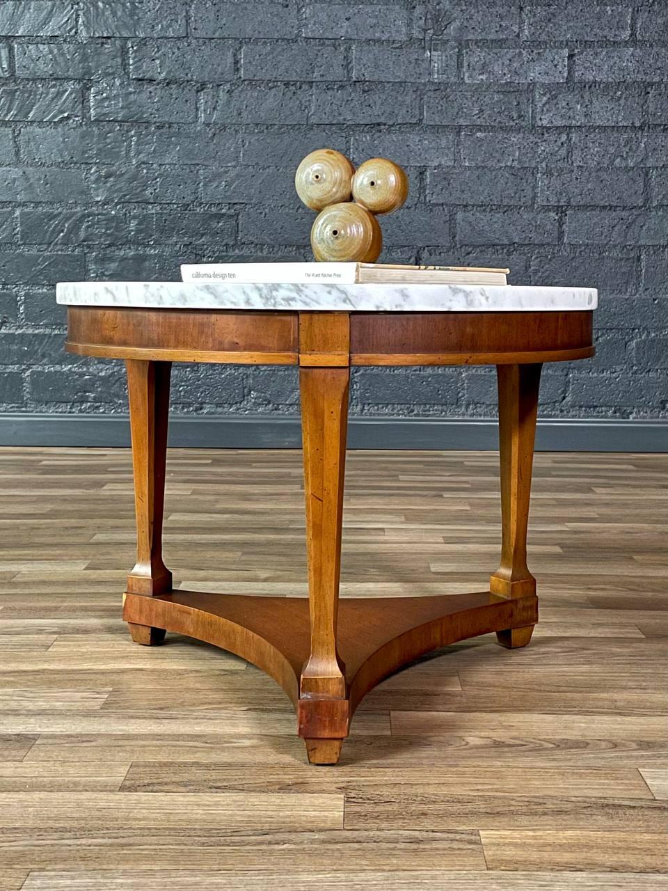 Mid-Century Modern Table d'appoint du milieu du siècle en marbre Carrera et noyer en vente