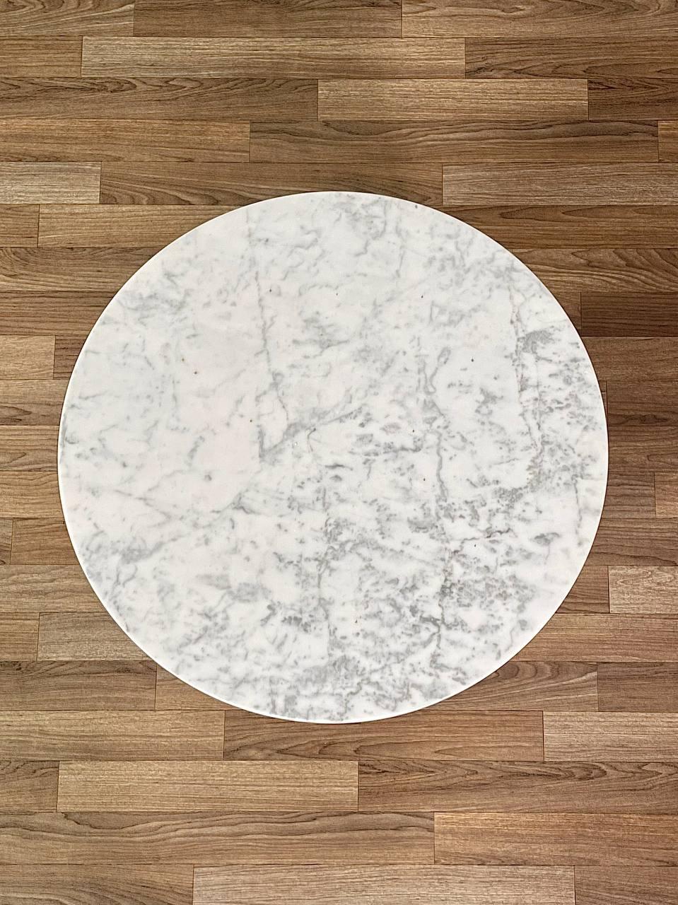 Milieu du XXe siècle Table d'appoint du milieu du siècle en marbre Carrera et noyer en vente