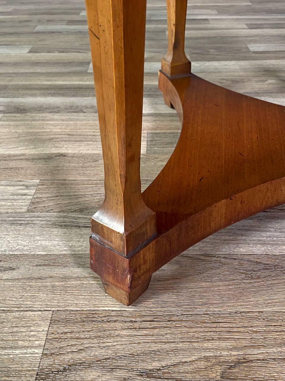 Table d'appoint du milieu du siècle en marbre Carrera et noyer en vente 1