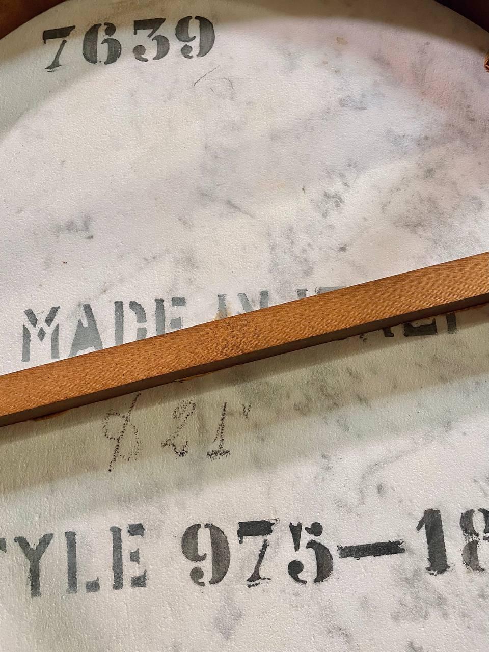 Table d'appoint du milieu du siècle en marbre Carrera et noyer en vente 2