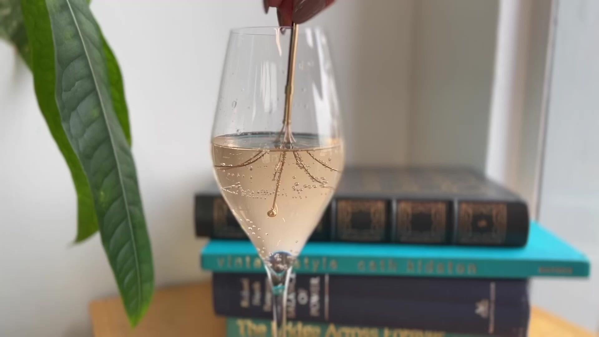 Ein Mid Century Cartier 14 Karat Gelbgold Champagner Swizzle Stick Anhänger. Gefertigt aus 14 Karat Gelbgold, signiert Cartier mit Reinheitszeichen. Um 1950. Das Stäbchen ist geschlossen 3 1/4 Zoll lang.

Über diesen Artikel: Fügen Sie Ihrer
