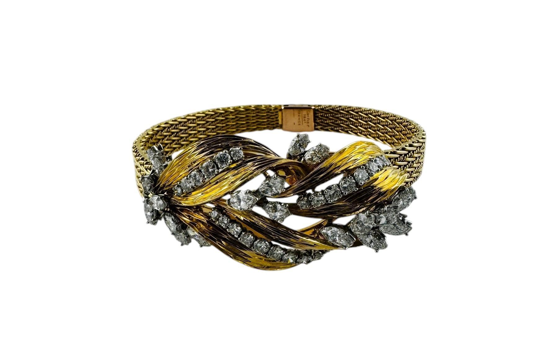 Bracciale Cartier di metà secolo in oro tricolore 18 carati con diamanti

Questo bracciale vintage Cartier con diamanti intrecciati a fogliame è incastonato in oro giallo 18 carati. I diamanti sono incastonati in oro bianco 18 carati e la chiusura