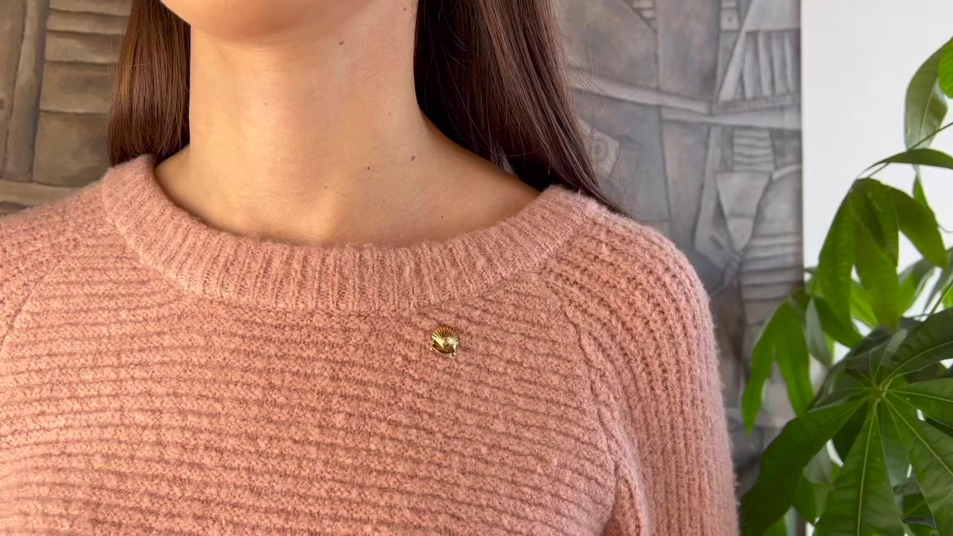 Ein Mid Century Cartier Diamond 18k Gelbgold 25 Jahre Service Shell Pin. Mit einem einzelnen geschliffenen Diamanten von ca. 0,05 Karat, Farbe D, Reinheit I1. Gefertigt aus 18 Karat Gelbgold, signiert mit Cartier Paris und französischen Punzen.