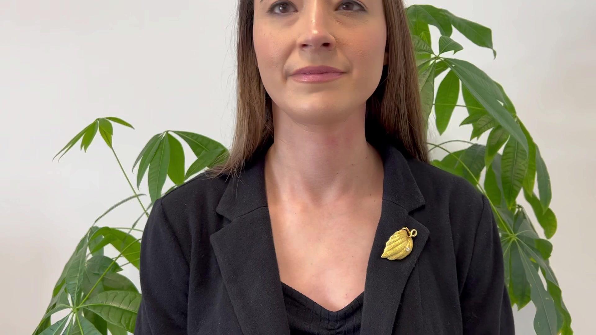 Un broche de hoja de oro amarillo de 18 quilates con diamantes Cartier de mediados de siglo. Con un diamante redondo de talla brillante de aproximadamente 0,25 quilates, de color F y claridad VS. Realizada en oro amarillo de 18 quilates con