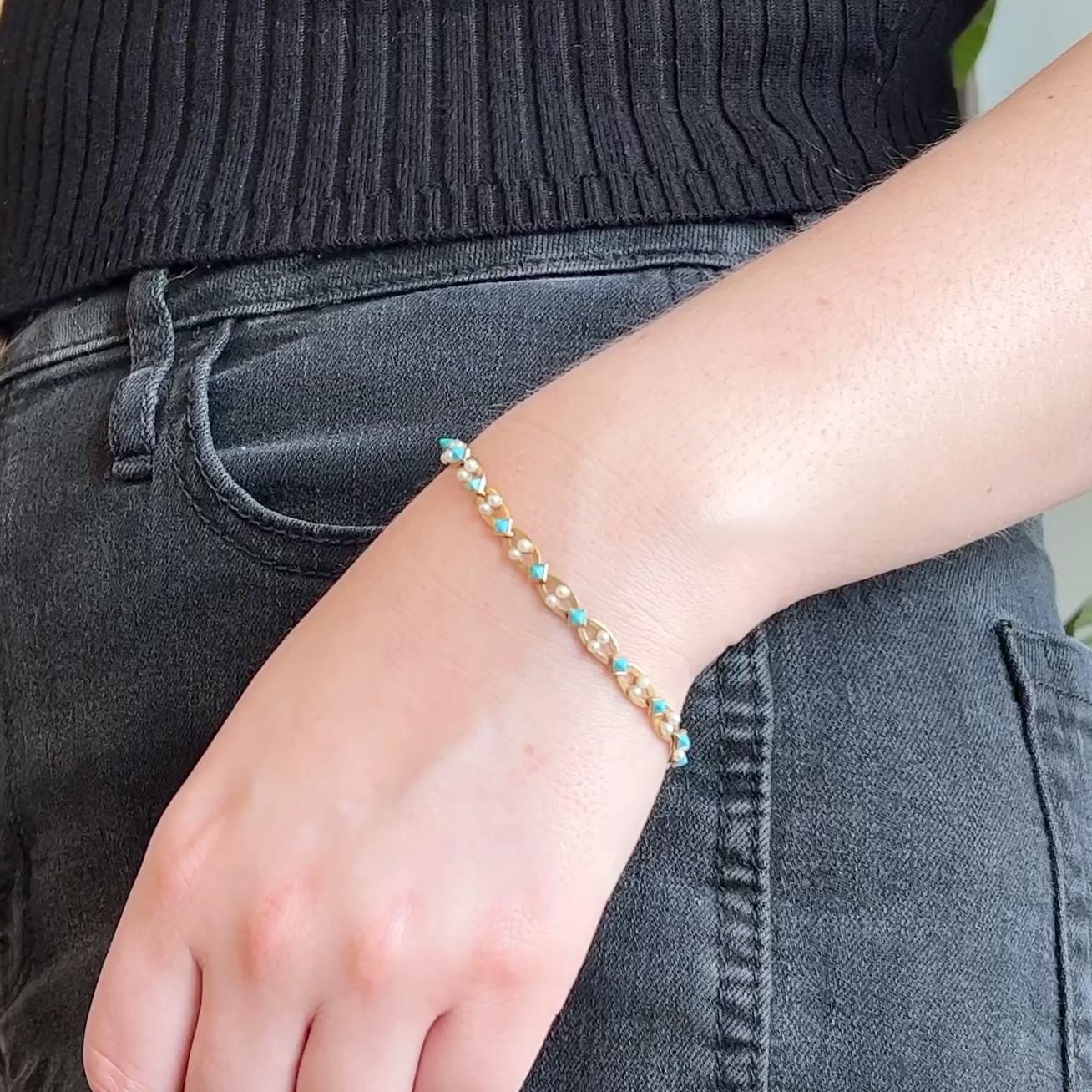 Eine Mid Century Cartier Paris Türkis Perle Gelbgold Link-Armband. Mit 17 Türkisstücken und 36 Perlen. Gefertigt aus 14 Karat Gelbgold, signiert Cartier Paris, mit Patent Nr. 3308517. Um 1960. Der Armreif ist 7 1/2 Zoll lang.

Über diesen Artikel: