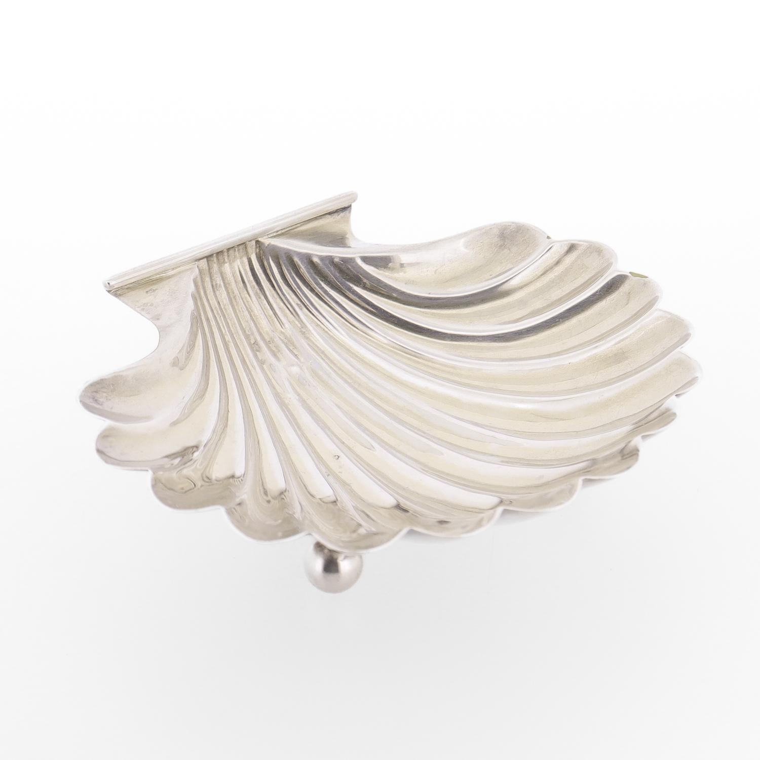 A fine footed silver dish.

By Cartier.

In sterling silver.

In the form of a stylized scallop sea shell supported on three ball feet.

Fully marked to the base.

Simply wonderful silver from Cartier!

Date:
Mid-20th Century

Overall Condition:
It