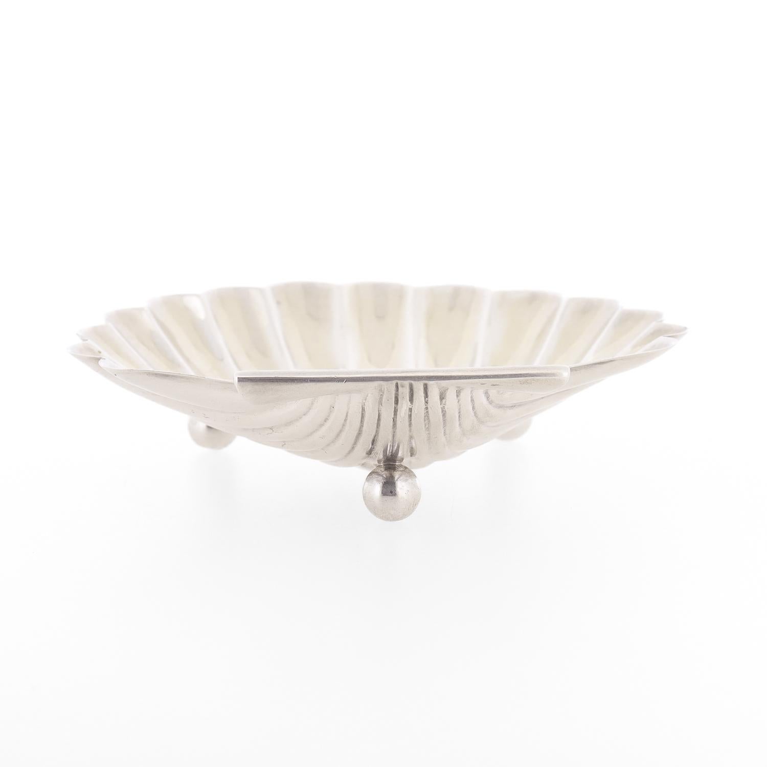 Mid-Century Cartier Sterling Silver Shell Shaped Footed Dish In Fair Condition In Philadelphia, PA