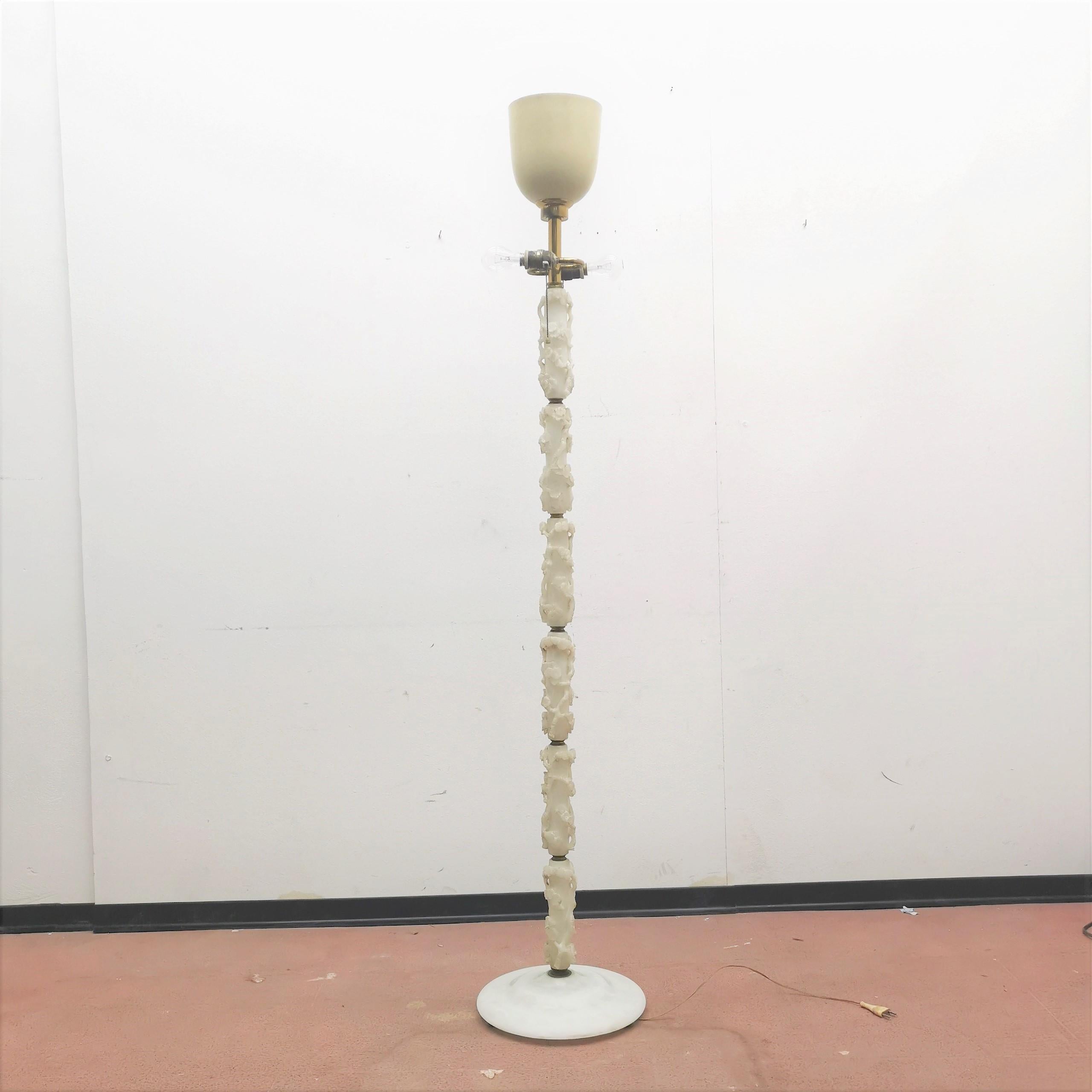 Prestigious floor lamp with alabaster elements carved with floral motifs connected by brass rings and curved supports , upper metal diffuser. Italy 1950s.
Wear consistent with age and use.