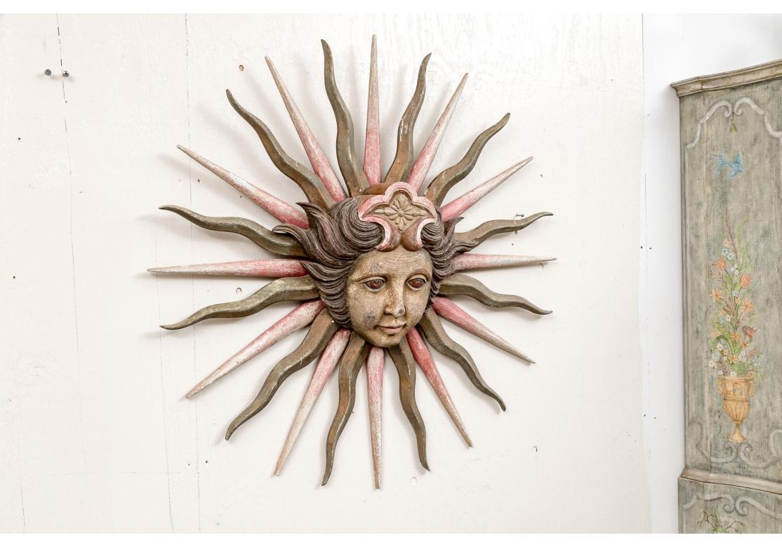 Geschnitzt und bemalt Wood Sunburst Büste (20. Jahrhundert) im Angebot