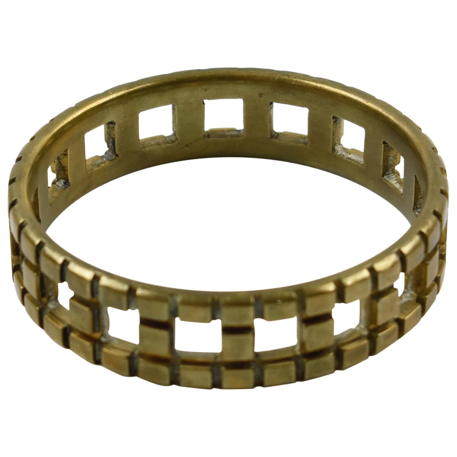 Questo splendido braccialetto in bronzo modernista, realizzato in uno studio artigianale francese del Mid-Century, presenta una forma a braccialetto con un design geometrico trasparente. Non è visibile il marchio del produttore.
Misure: Il diametro