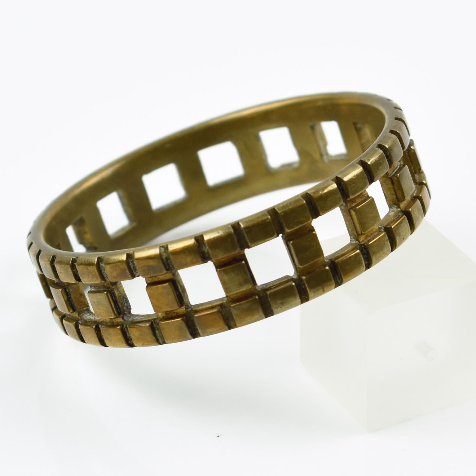 Bracciale Bangle in bronzo intagliato di metà secolo in vendita 2