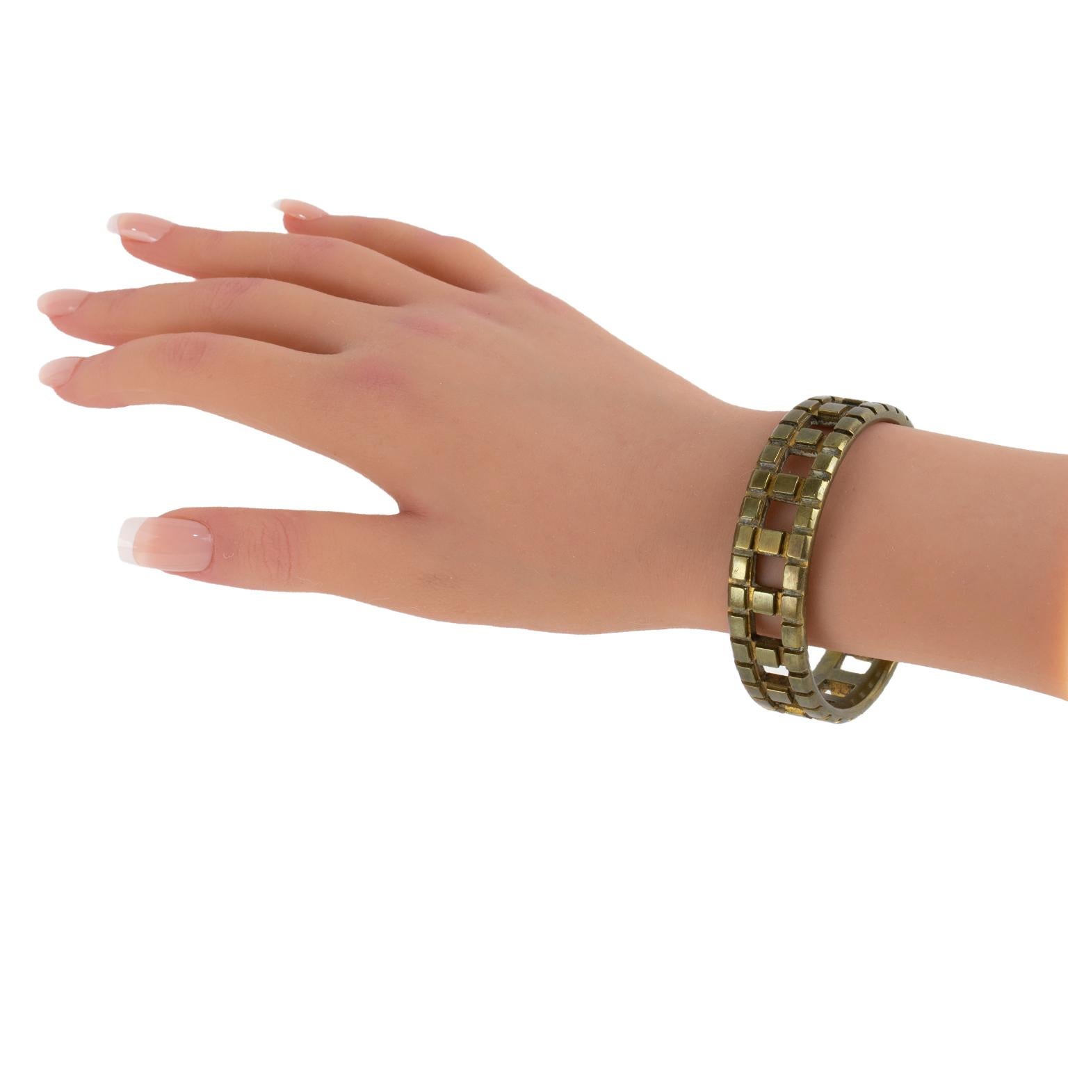 Bracciale Bangle in bronzo intagliato di metà secolo in vendita 3