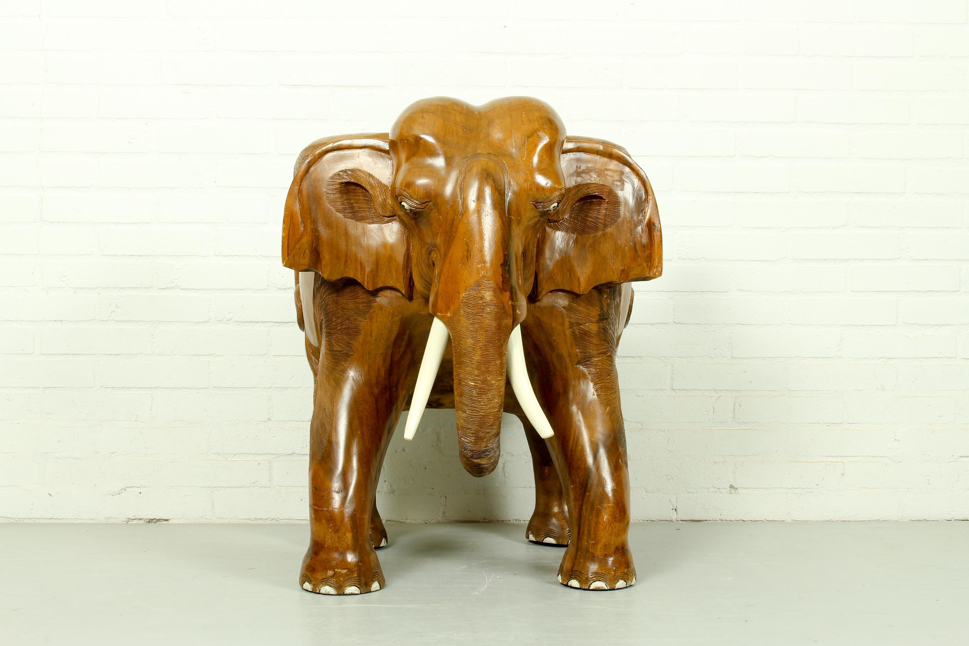 Sedia in teak scolpita come un elefante. Ideale per la camera dei bambini.
   