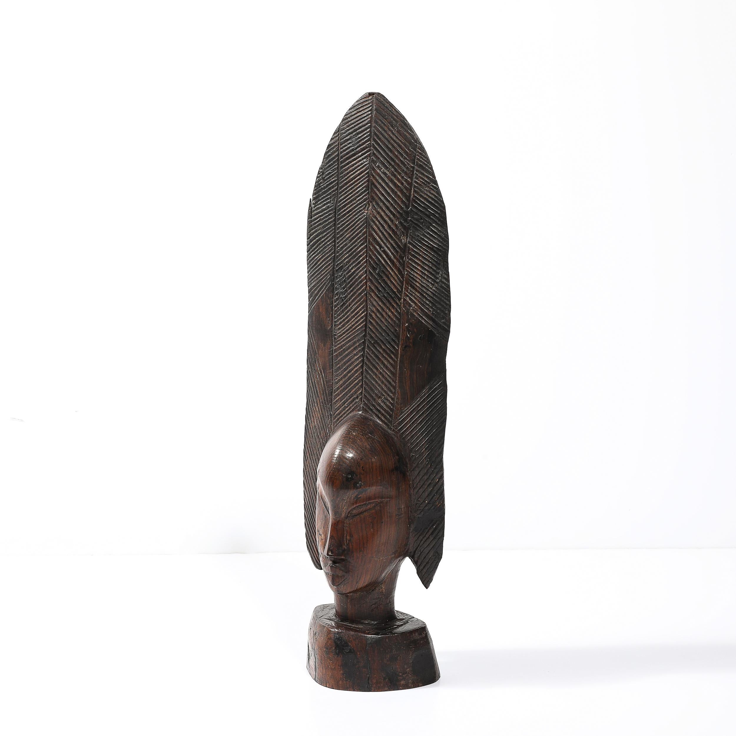 Diese wunderschöne geschnitzte weibliche Büste aus Ebenholz mit Fischgrätenmuster stammt aus Kenia, ca. 1960. Diese Skulptur ist aus einem einzigen Stück Ebenholz geschnitzt und hat einen tiefen, verführerischen Farbton und eine gut bearbeitete