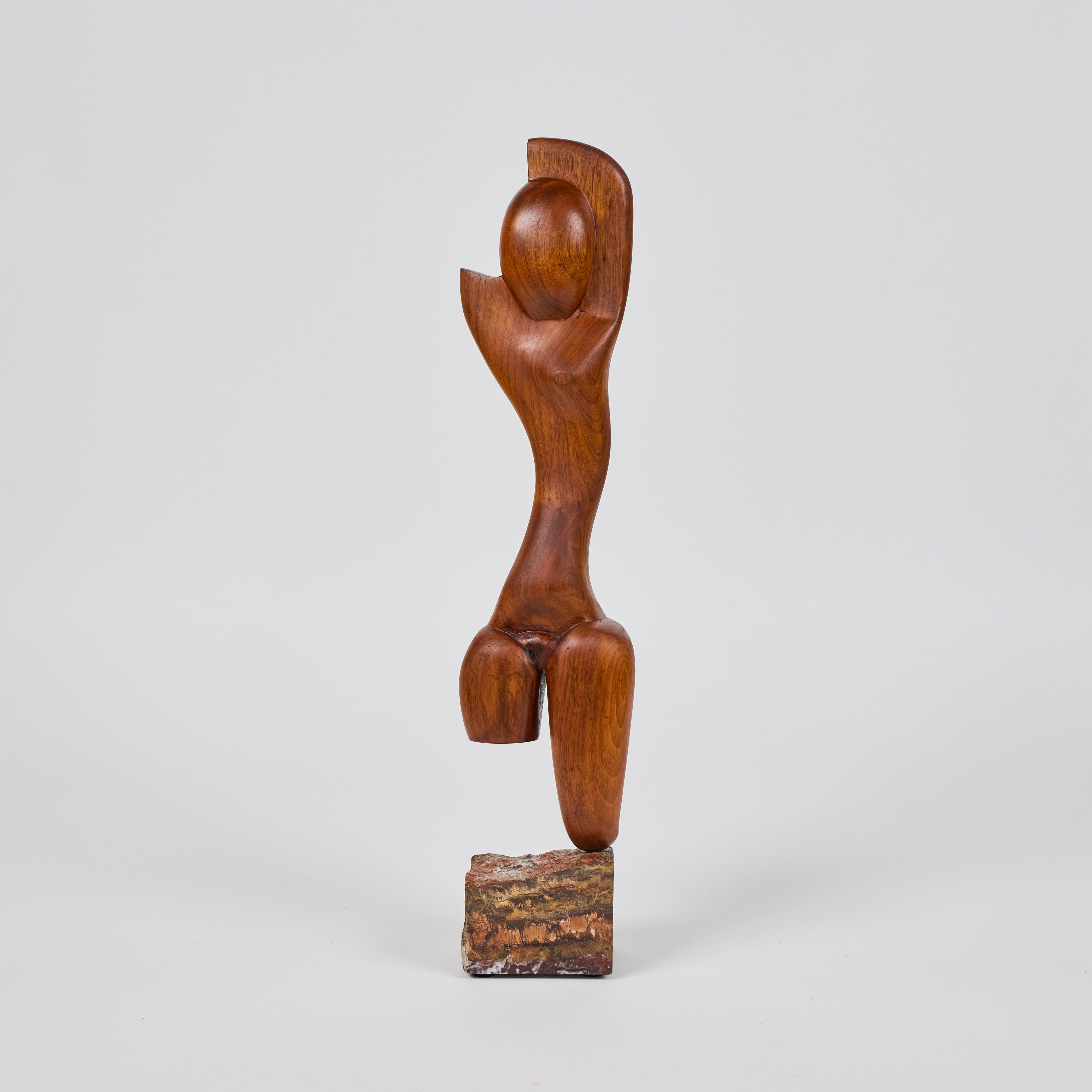 Mujer de madera tallada de mediados de siglo  Escultura sobre una base de piedra

5