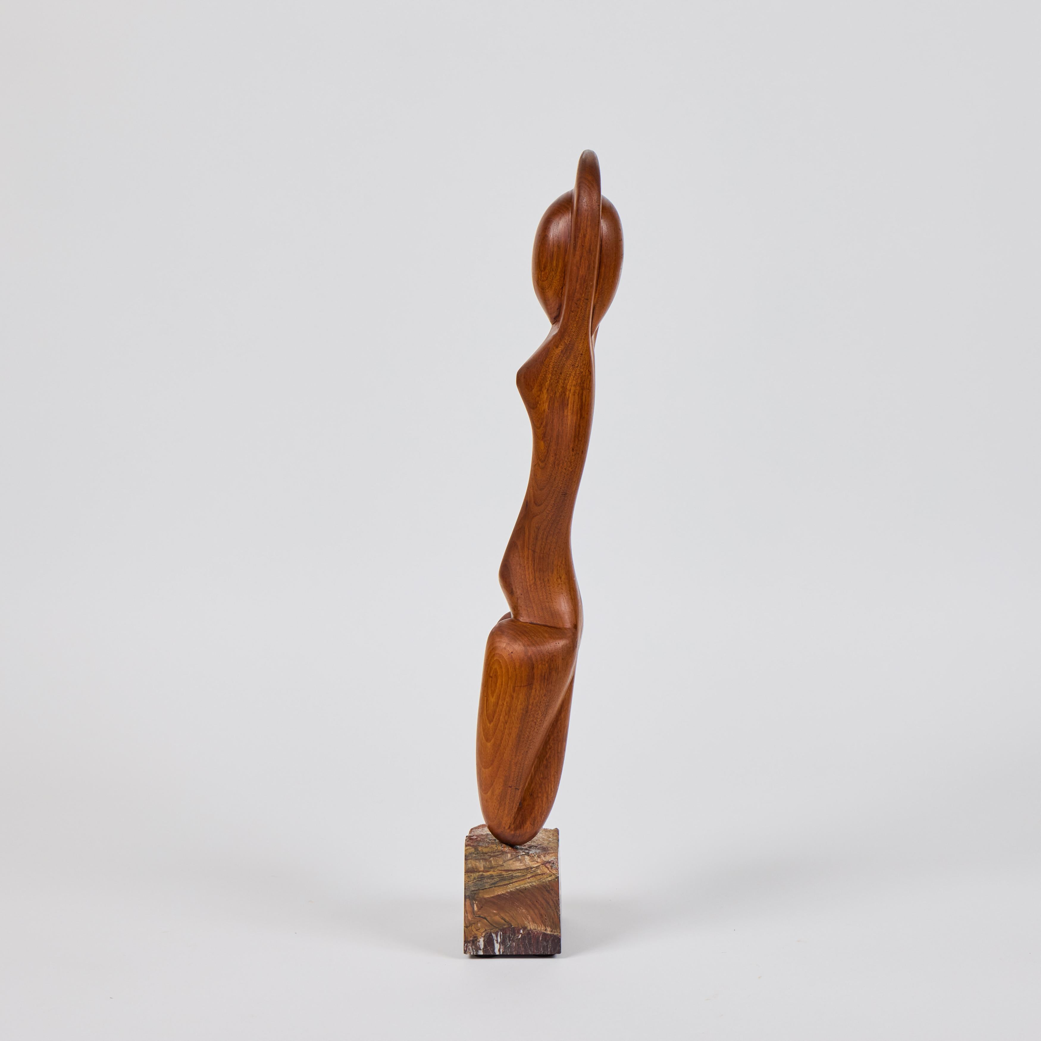 Mujer de mediados de siglo tallada en madera  Escultura de figuras Madera en venta