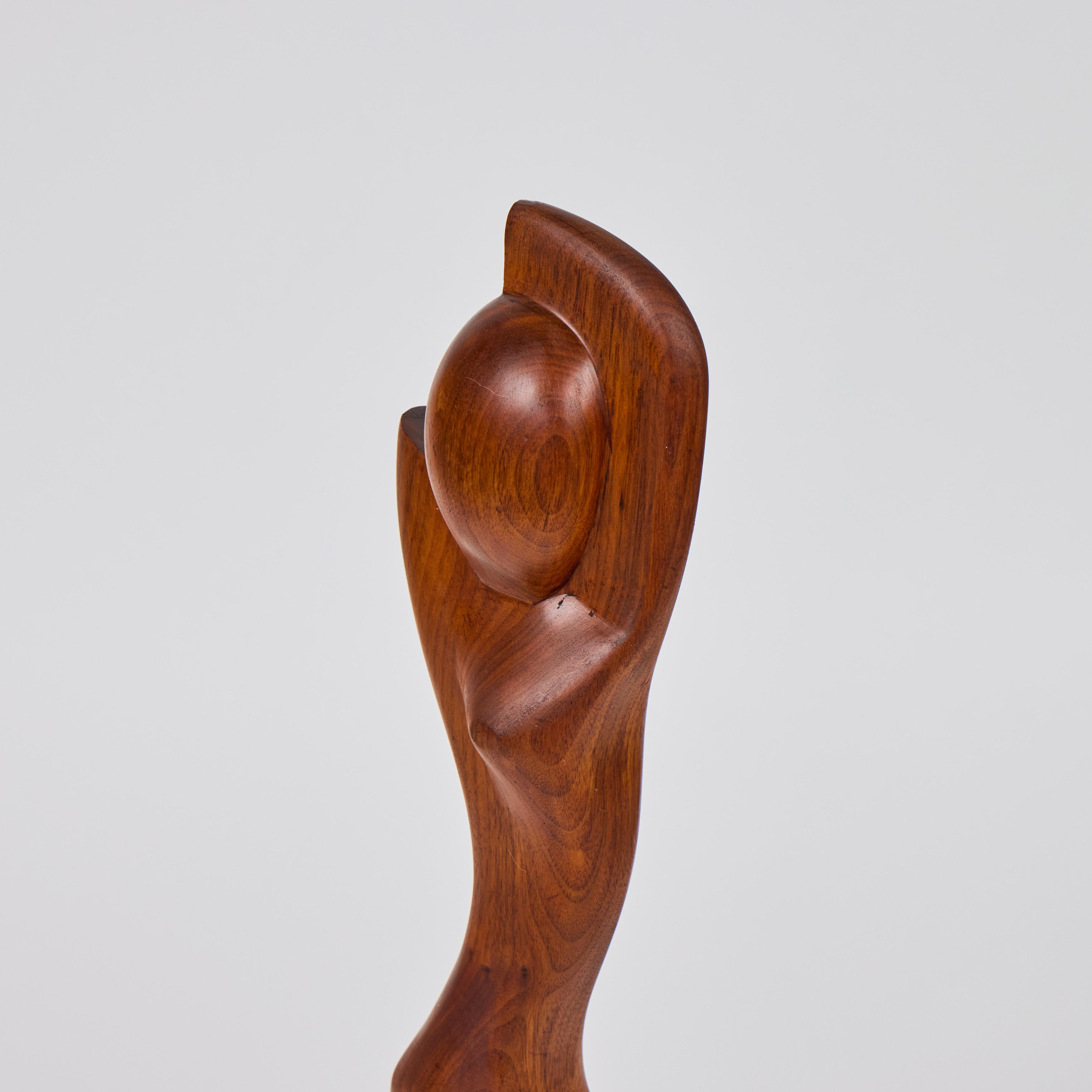 Mujer de mediados de siglo tallada en madera  Escultura de figuras en venta 1