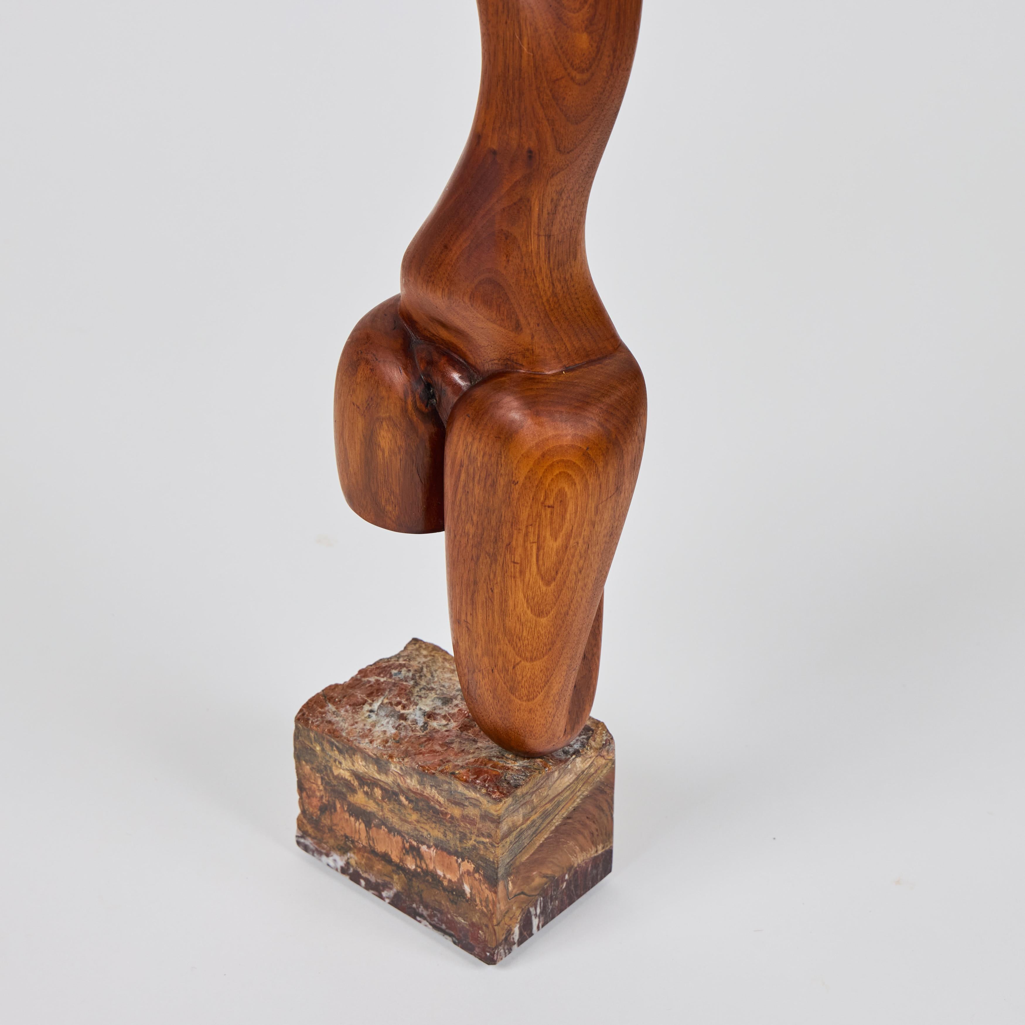 Mujer de mediados de siglo tallada en madera  Escultura de figuras en venta 2