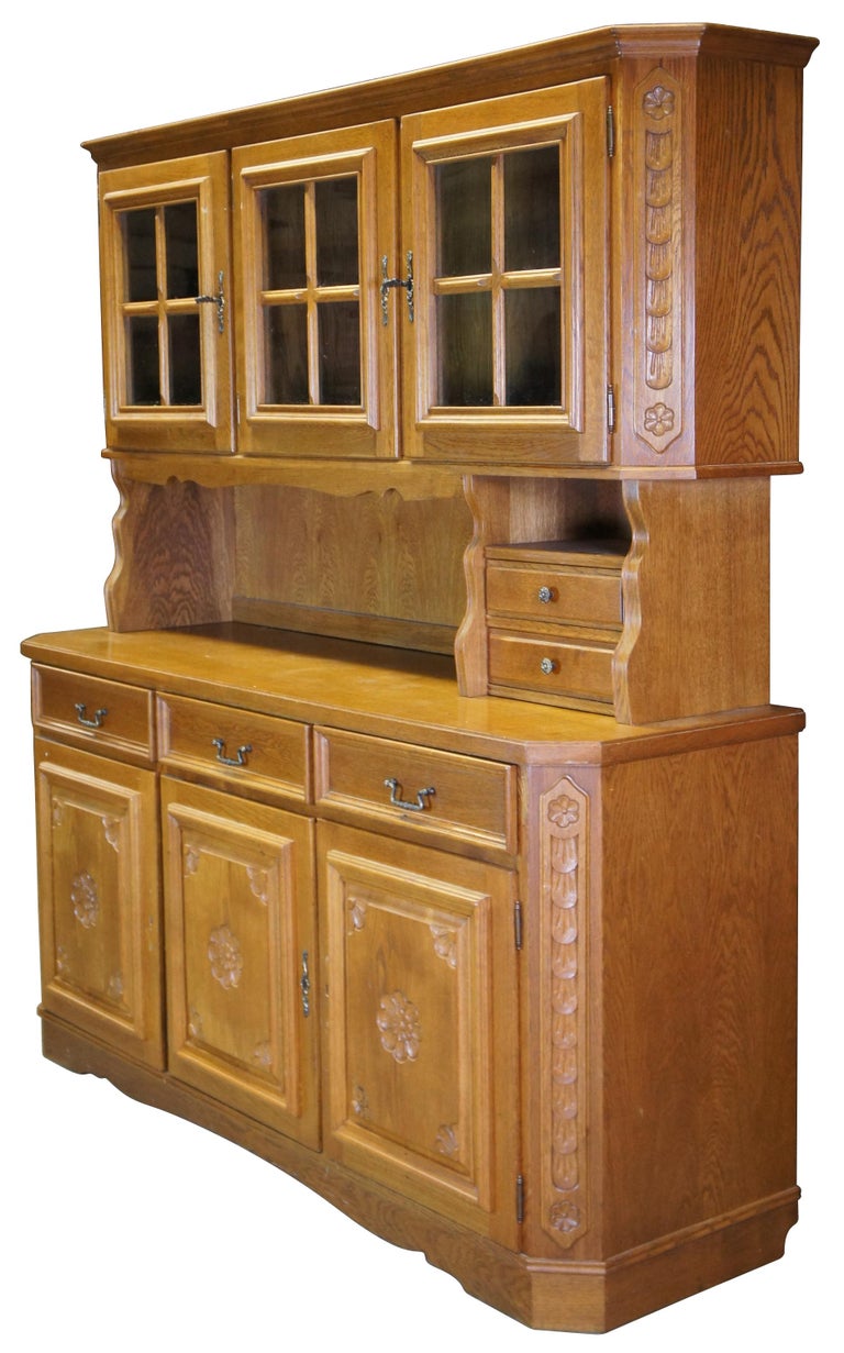 1960s Kitchen cupboard, hutch or cabinet, attributed to Stanley Furniture Made of oak featuring carved floral panels with large upper and lower storage areas, multiple drawers and barback area.

Measures: 65