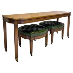 Table console en bois fruitier sculpté du milieu du siècle dernier et 2 repose-pieds en cuir de Chesterfield