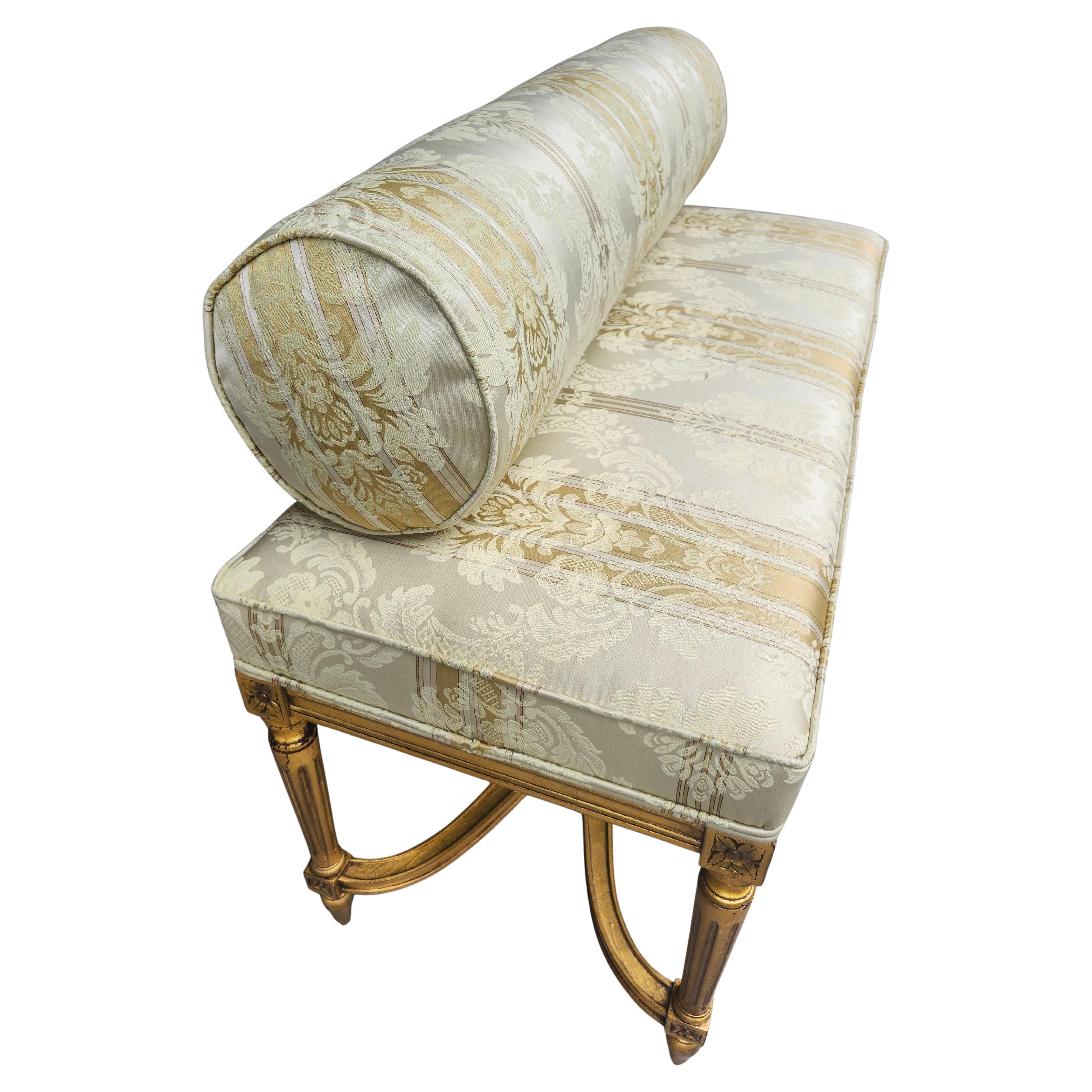 Panchina semplice e molto elegante con cuscino posteriore arrotolato in un tessuto completamente nuovo. Karges Furniture, che è la crema del raccolto, ha creato questa bellezza e l'abbiamo fatta rivestire in uno stile molto appropriato. Giltwood è