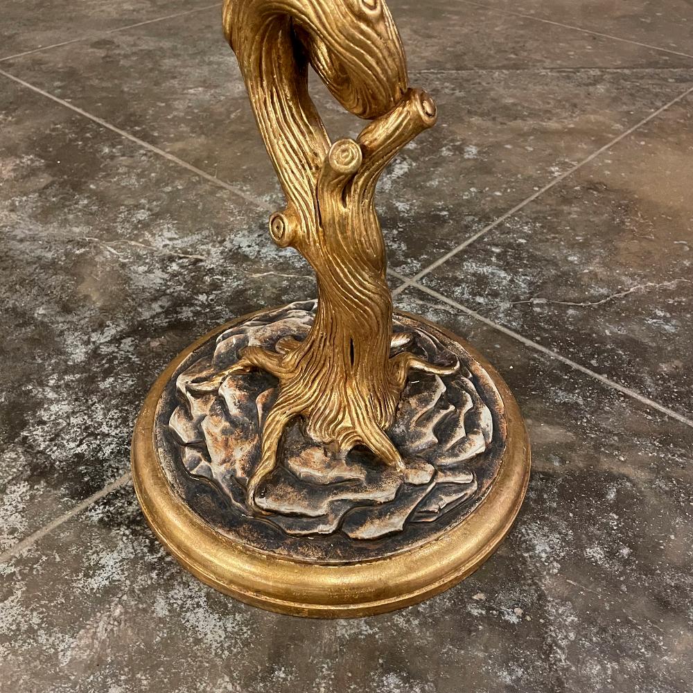 Table de lampe en bois doré sculpté et verre du milieu du siècle en vente 4
