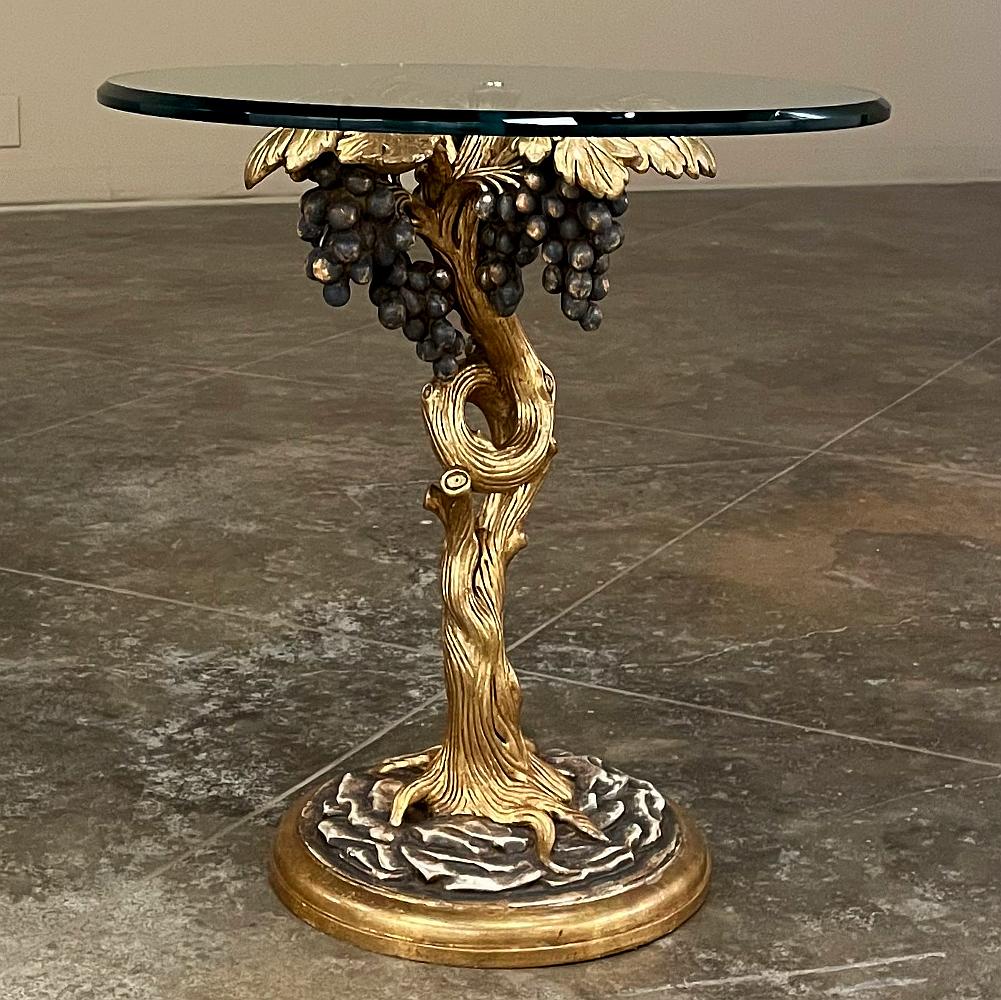 Mid-Century Modern Table de lampe en bois doré sculpté et verre du milieu du siècle en vente