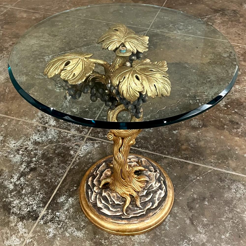 Français Table de lampe en bois doré sculpté et verre du milieu du siècle en vente