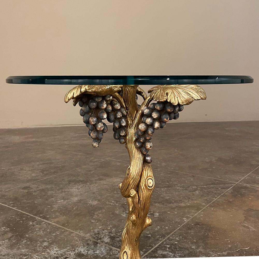 20ième siècle Table de lampe en bois doré sculpté et verre du milieu du siècle en vente