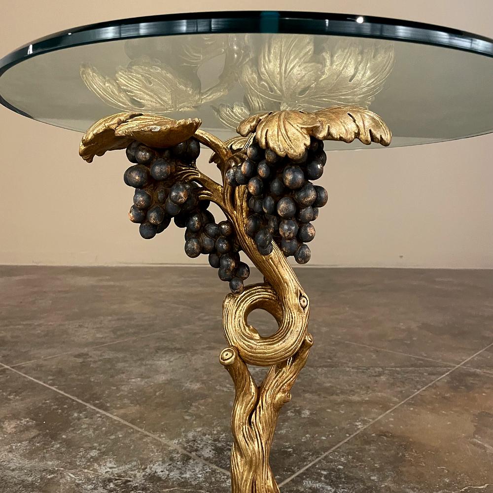 Verre Table de lampe en bois doré sculpté et verre du milieu du siècle en vente