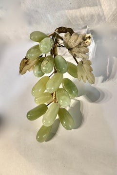 Mitte des Jahrhunderts geschnitzte Jade Traube Cluster