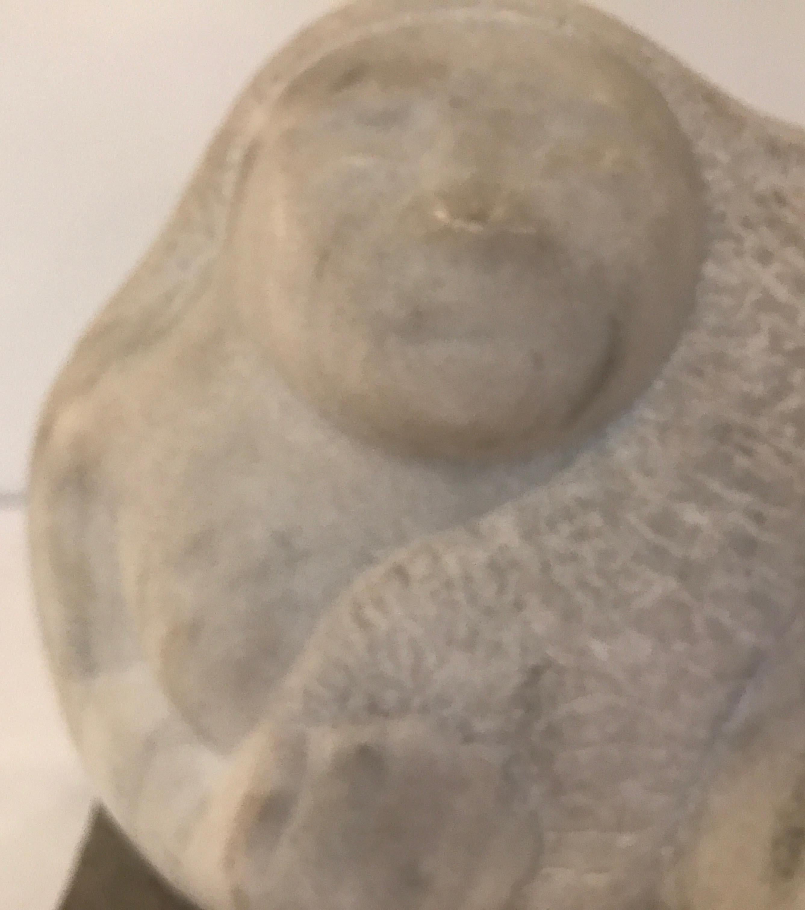 Mitte des Jahrhunderts geschnitzt Marmor Botero Stil Liegende Figur Skulptur im Zustand „Gut“ in Lambertville, NJ