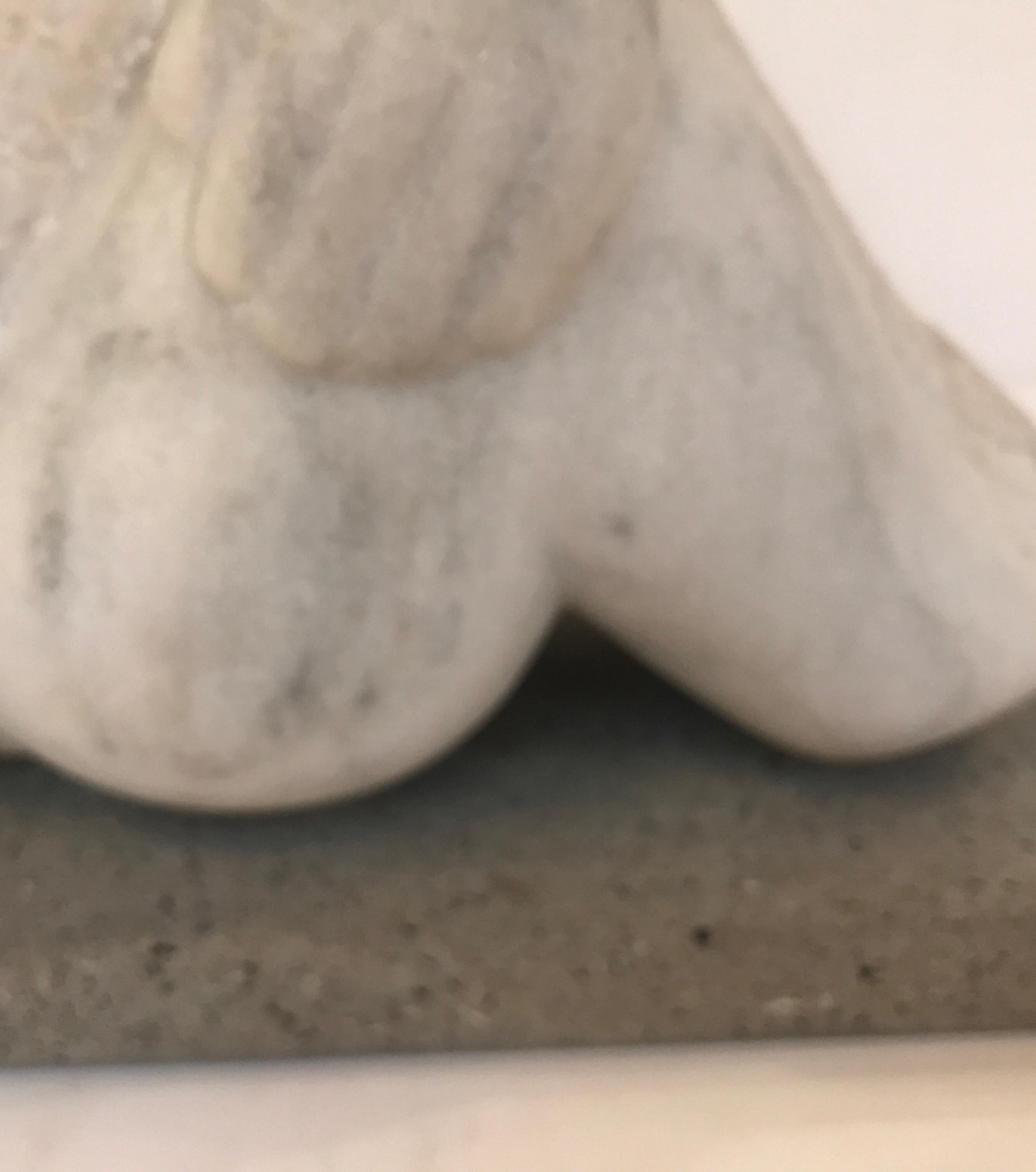 Mitte des Jahrhunderts geschnitzt Marmor Botero Stil Liegende Figur Skulptur (20. Jahrhundert)