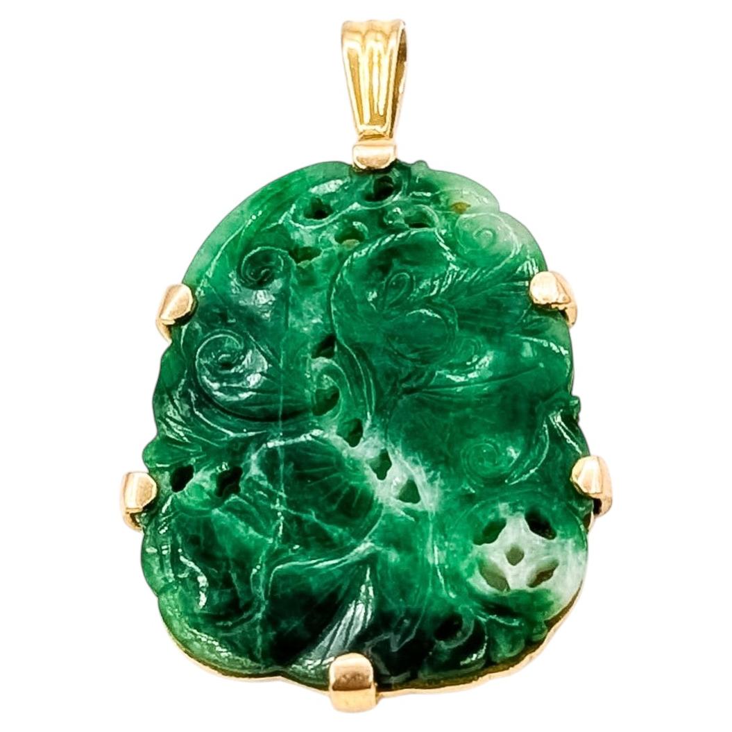 Colgante de jade nefrita tallado de mediados de siglo en oro amarillo de 14k