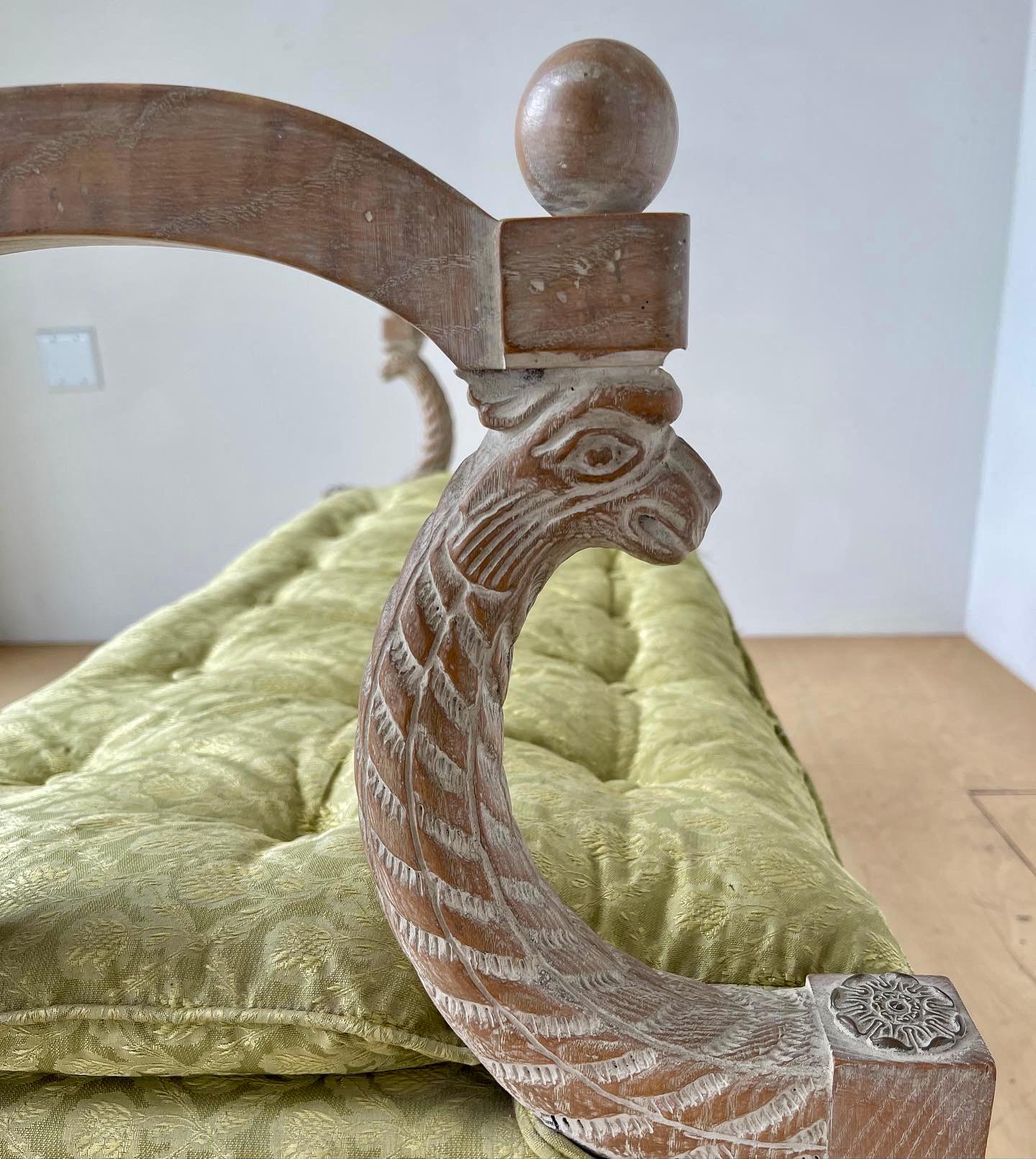 Mid-Century Modern Banc en chêne sculpté du milieu du siècle dernier par Baker Furniture Company
