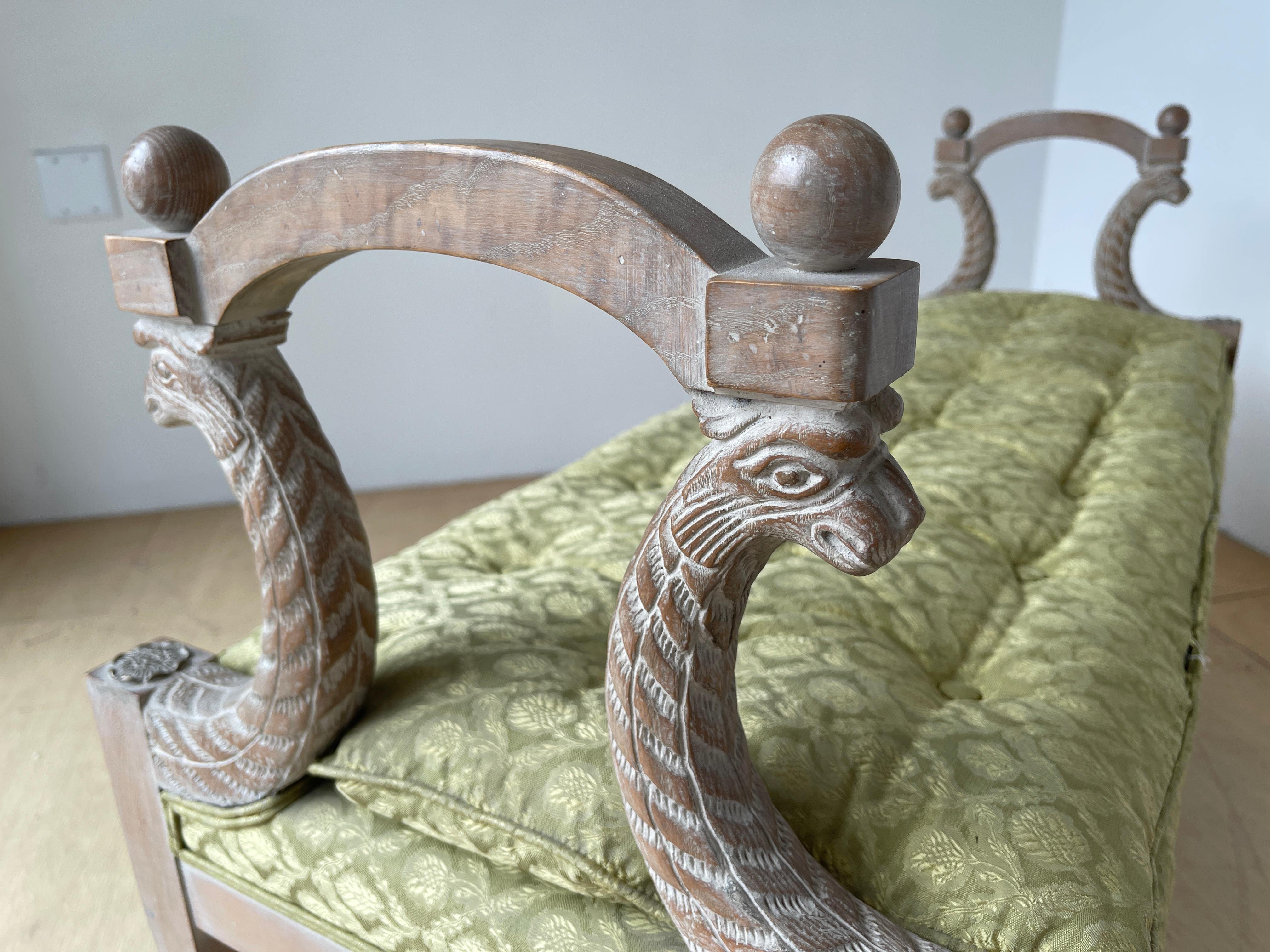 Banc en chêne sculpté du milieu du siècle dernier par Baker Furniture Company Excellent état à TUJUNGA, CA