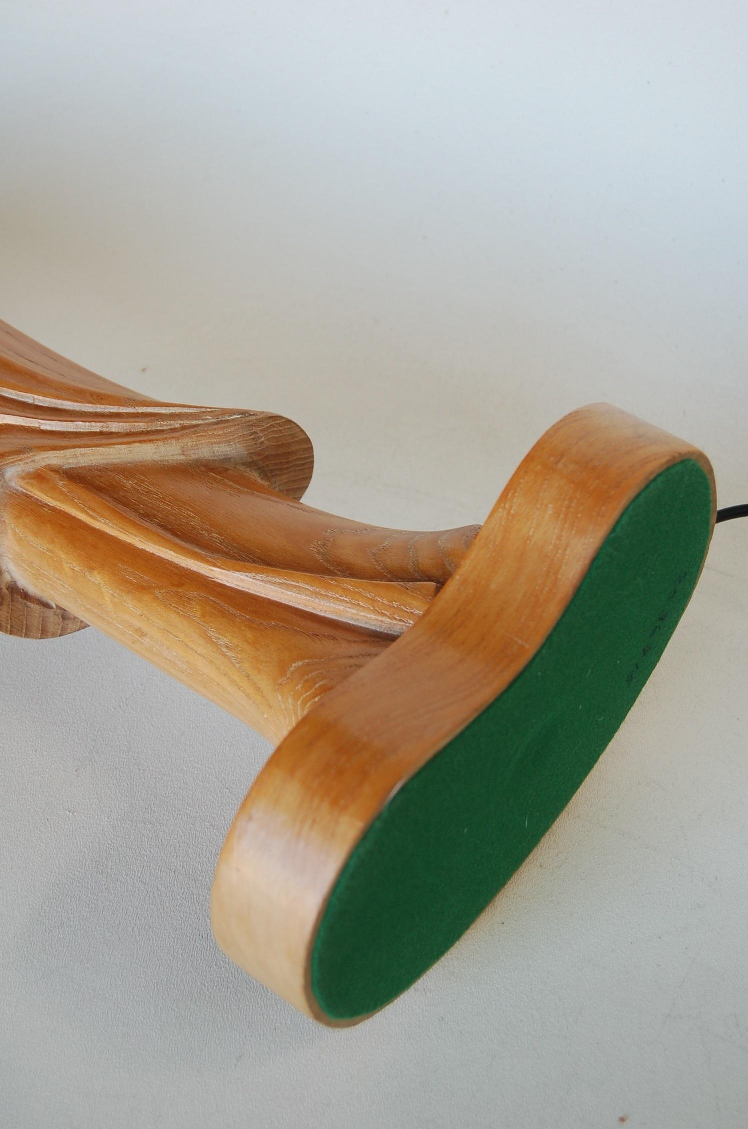 Lámpara de madera de monje chino de roble tallado de mediados de siglo en venta 3