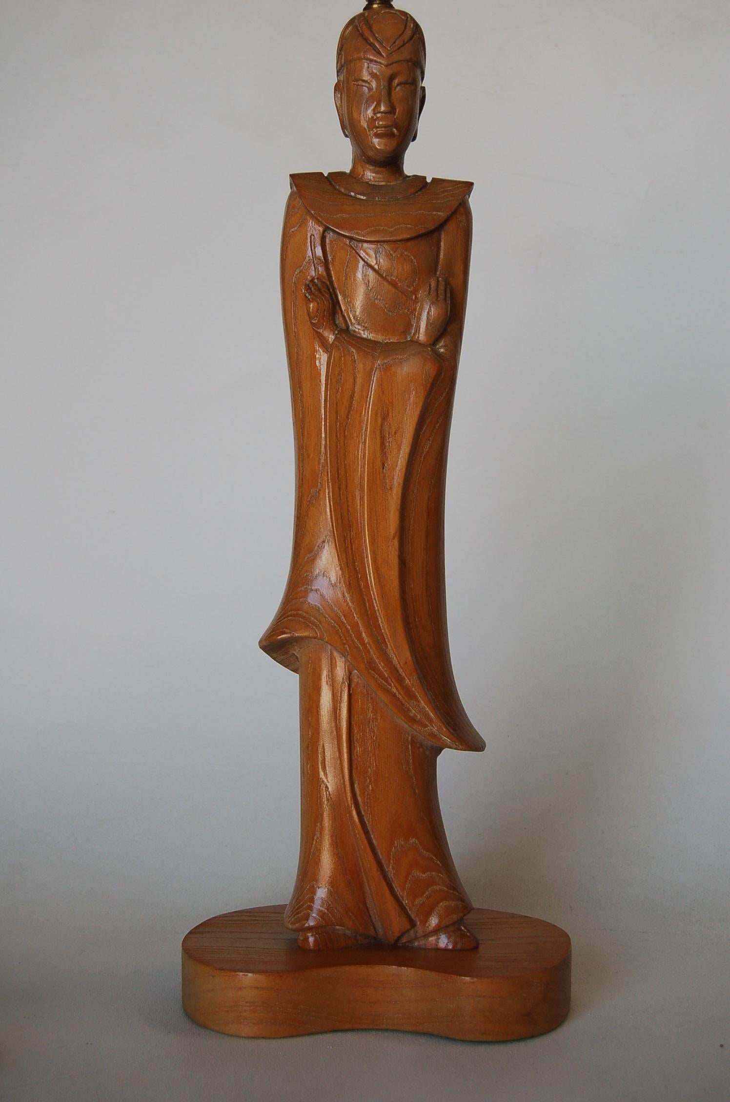 Lampe vintage en chêne sculpté, moderniste, en forme de figure de moine chinois, modelée d'après le style de Jascha Heifetz. 

Mesure 24