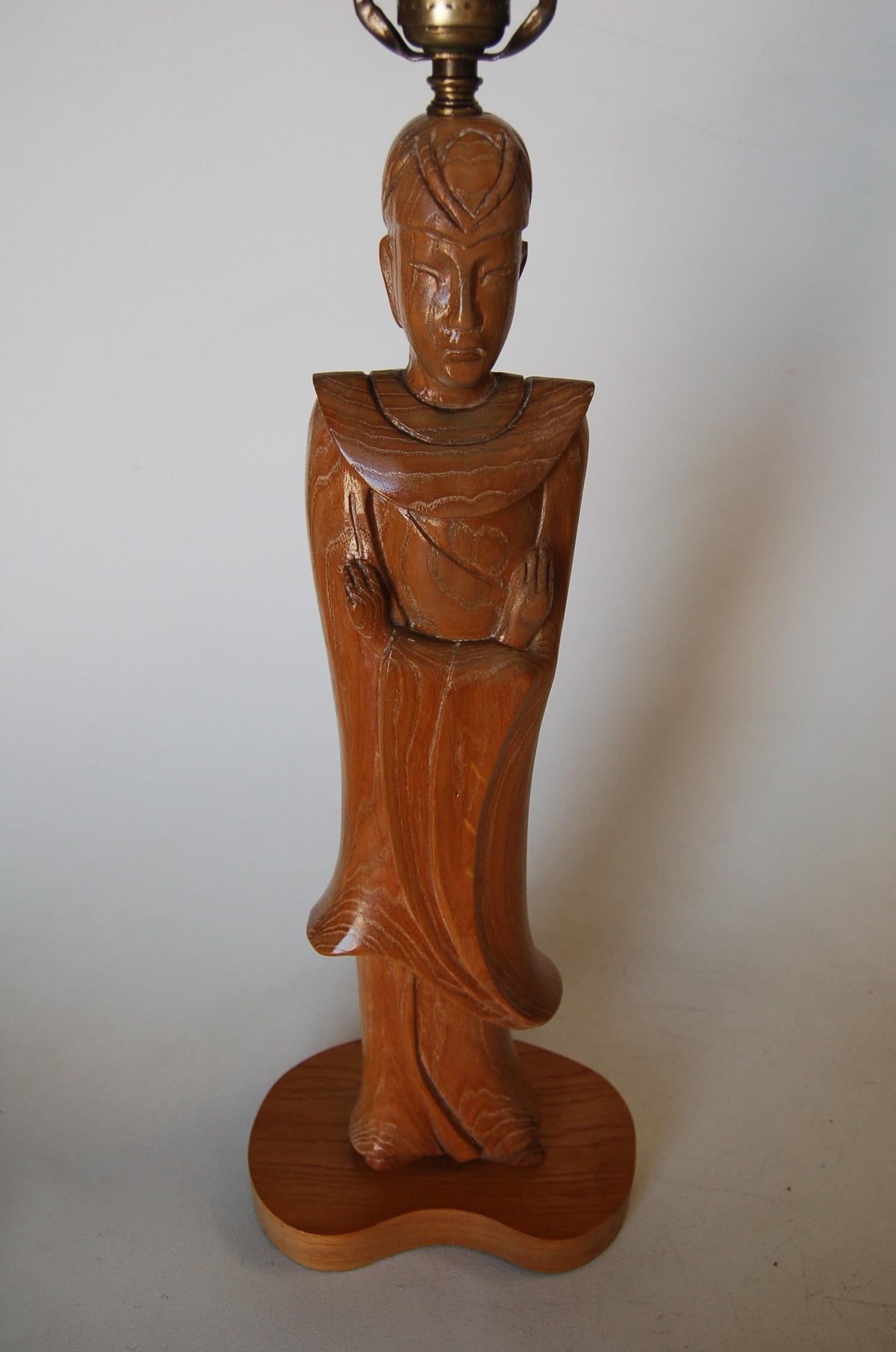 Américain Lampe en chêne sculpté avec figure en bois de moine chinois, époque médiévale en vente