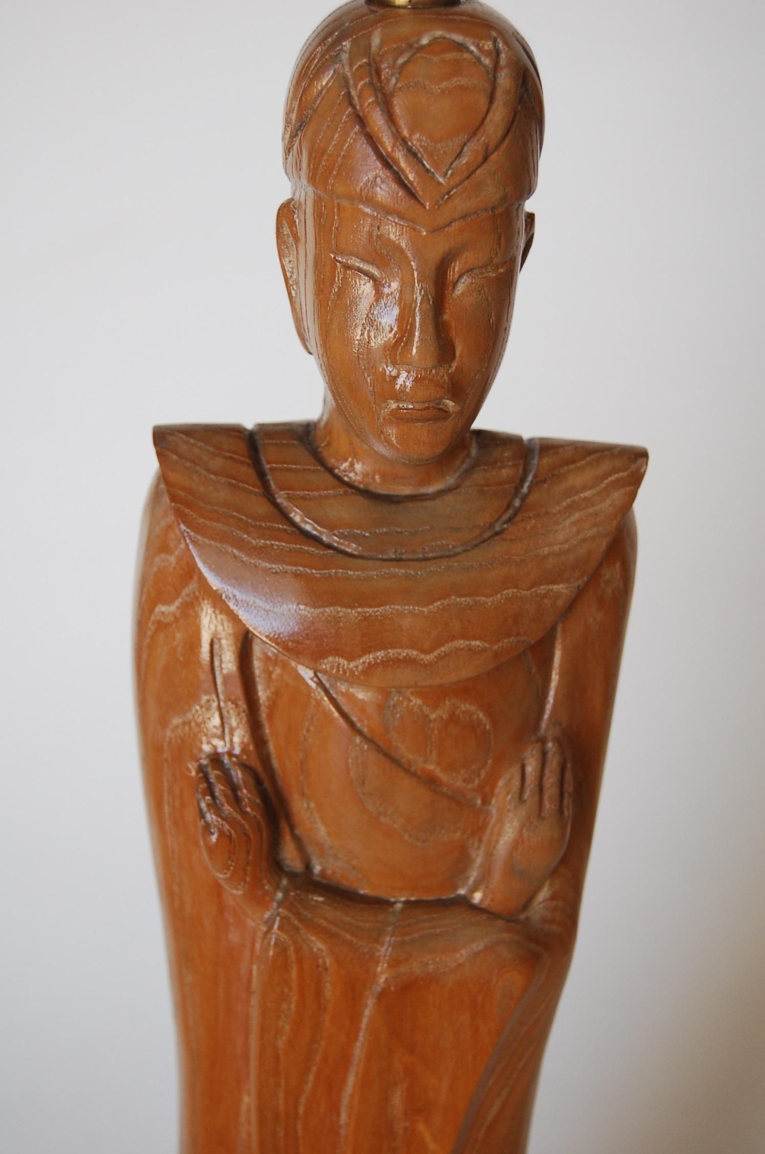 Poli Lampe en chêne sculpté avec figure en bois de moine chinois, époque médiévale en vente