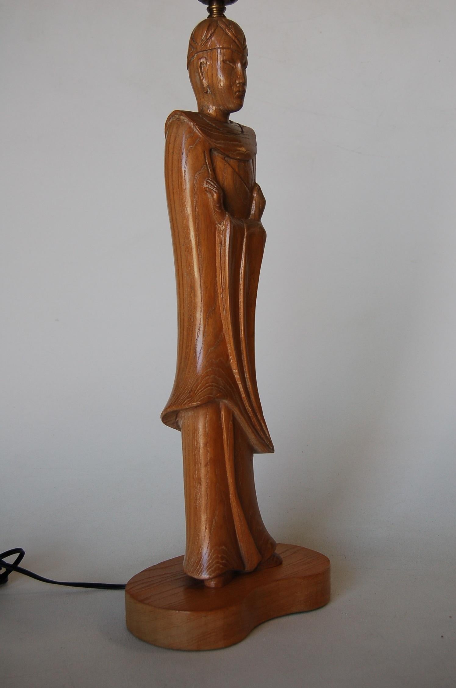 Lampe en chêne sculpté avec figure en bois de moine chinois, époque médiévale Excellent état - En vente à Van Nuys, CA