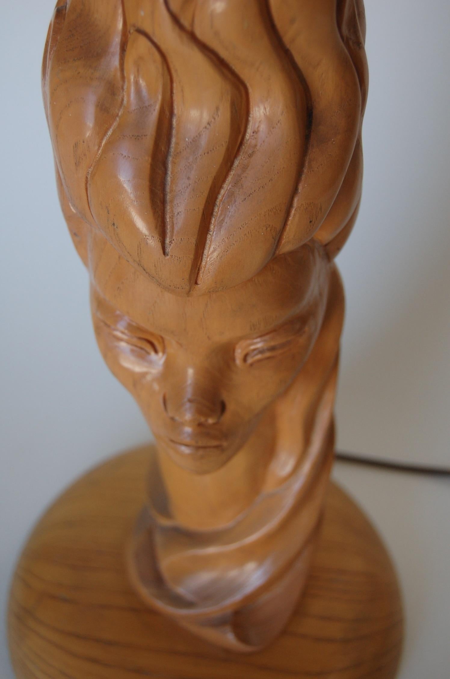Américain Lampe de table moderne à buste féminin en chêne sculpté de l'époque médiévale en vente