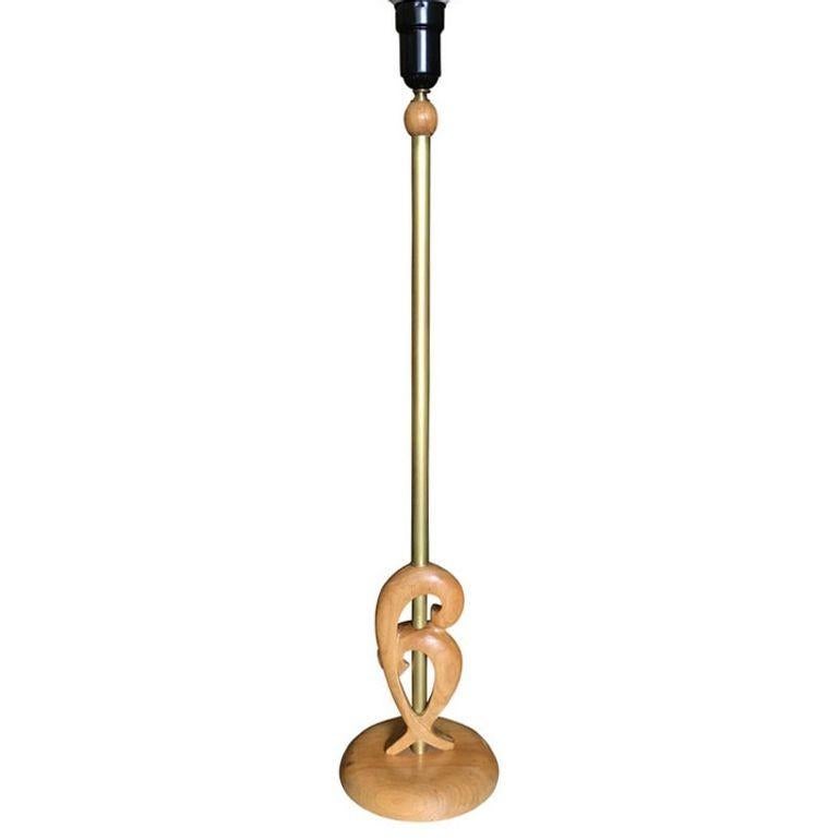 Yasha Heifetz, der Designer hinter Heifetz Manufacturing, entwarf diese Stehleuchte mit einem sorgfältig geschnitzten, skulpturalen Sockel in freier Form mit einer nach oben ragenden Fassung für den Lampenschirm aus Messing. Er weist eine